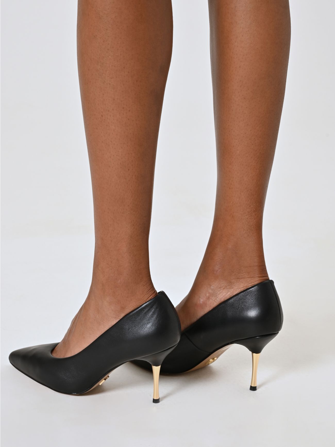 Schwarze Pumps mit goldenem Absatz in_i7