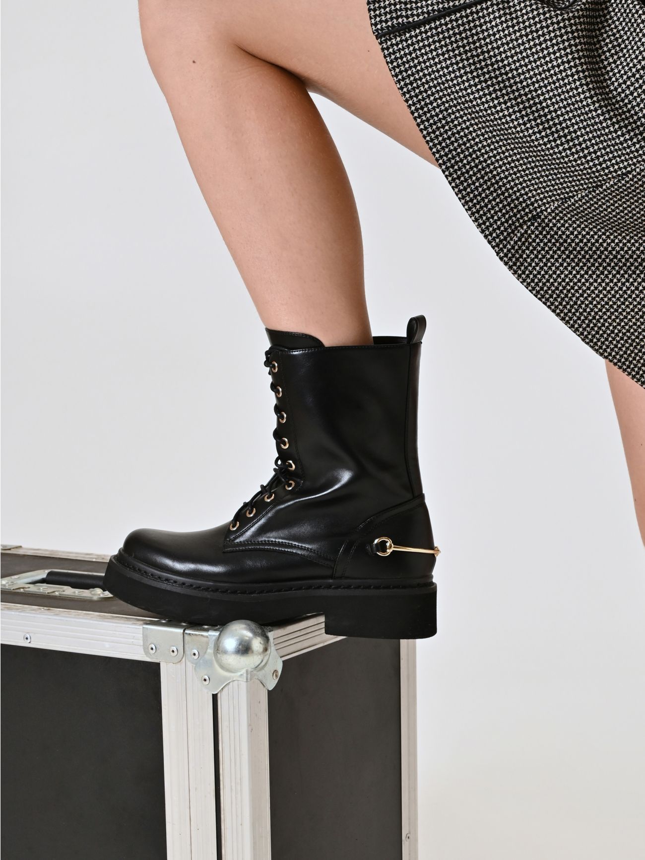 Botas militares negras con hebilla in_i5