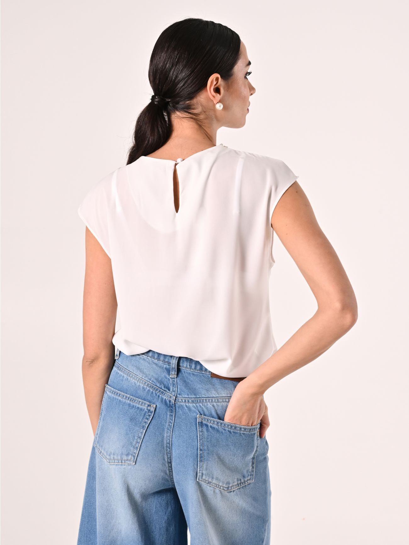 Weiße Bluse mit Perlen und Steinen det_3