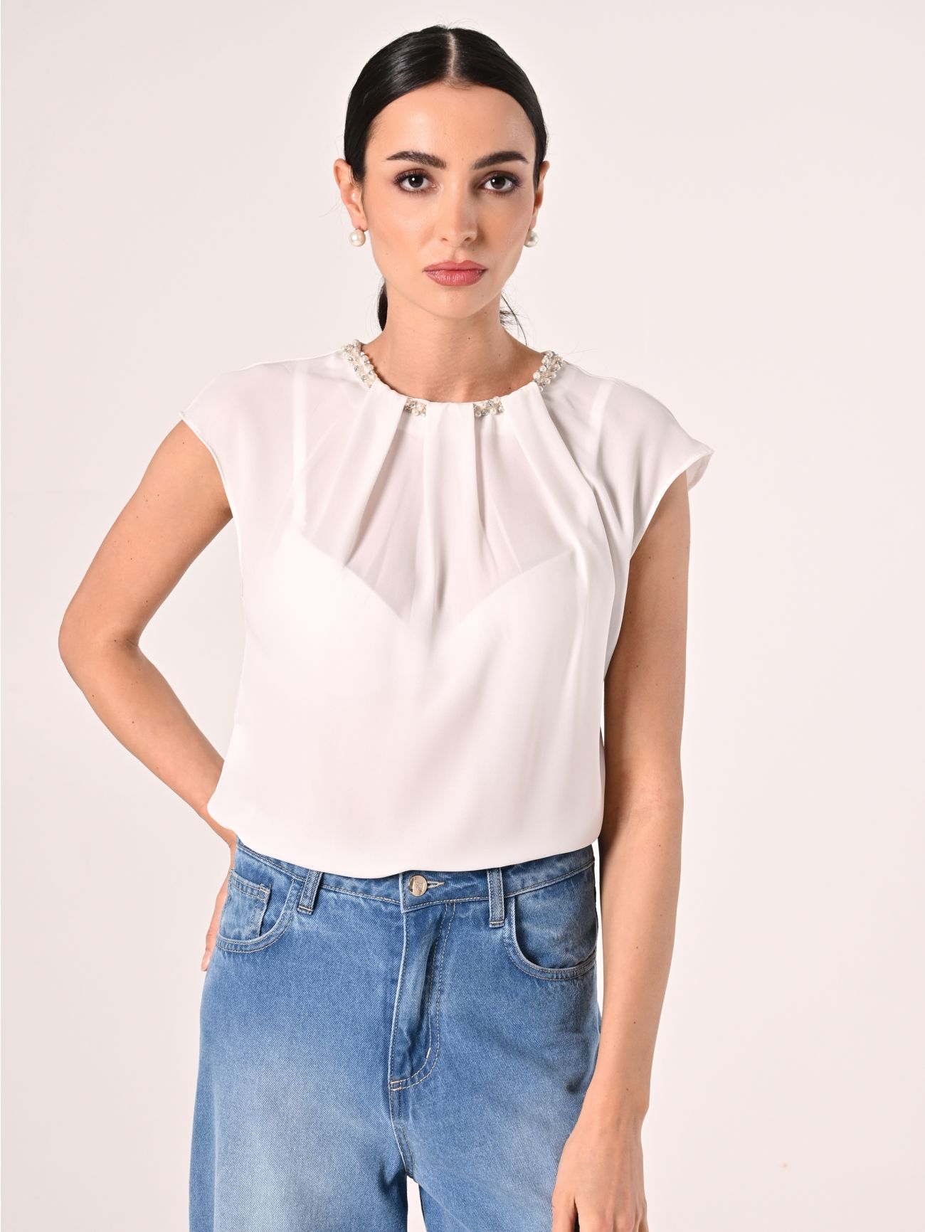 Weiße Bluse mit Perlen und Steinen in_i7