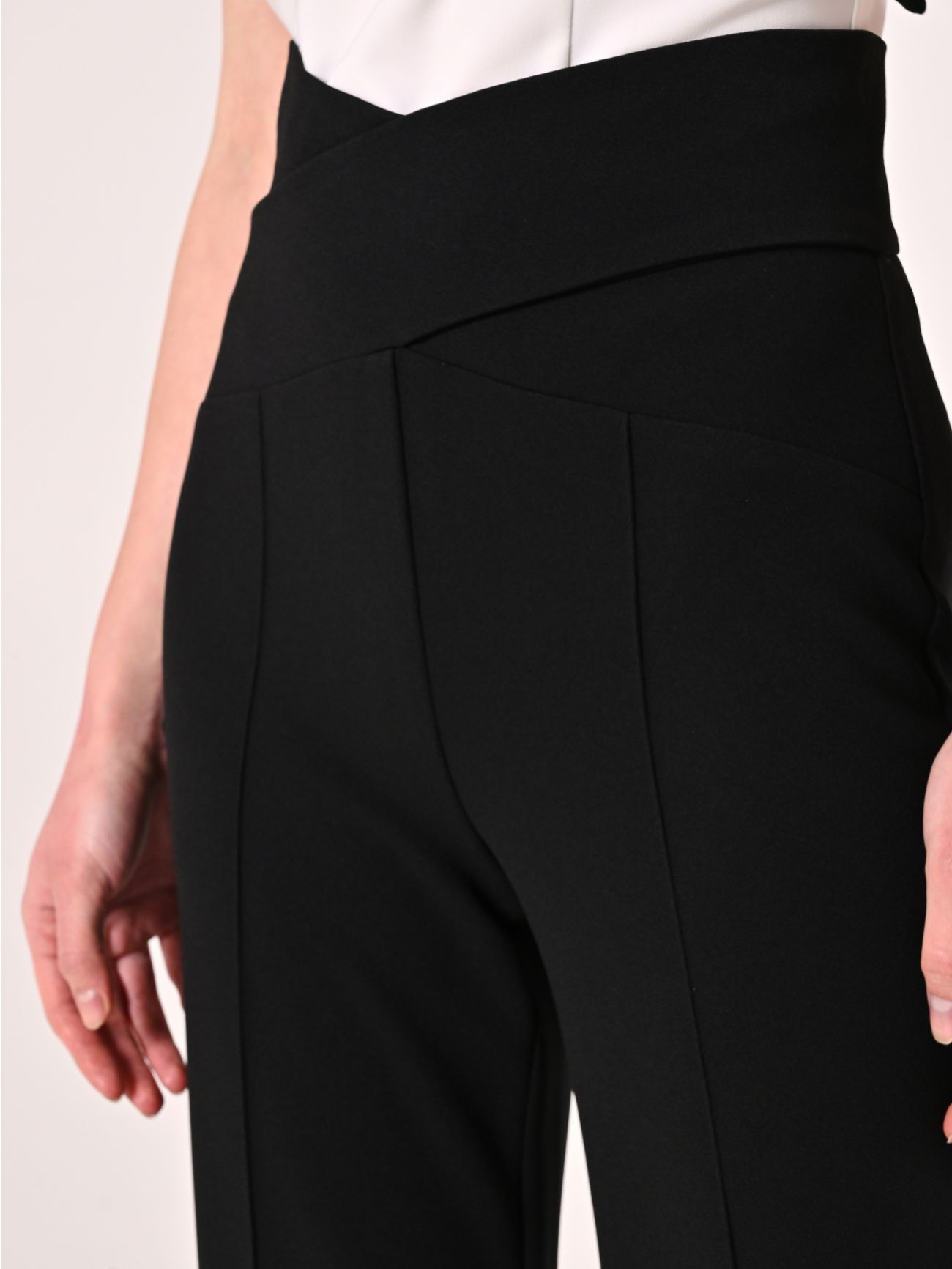 Pantaloni Neri con Incrocio in_i5