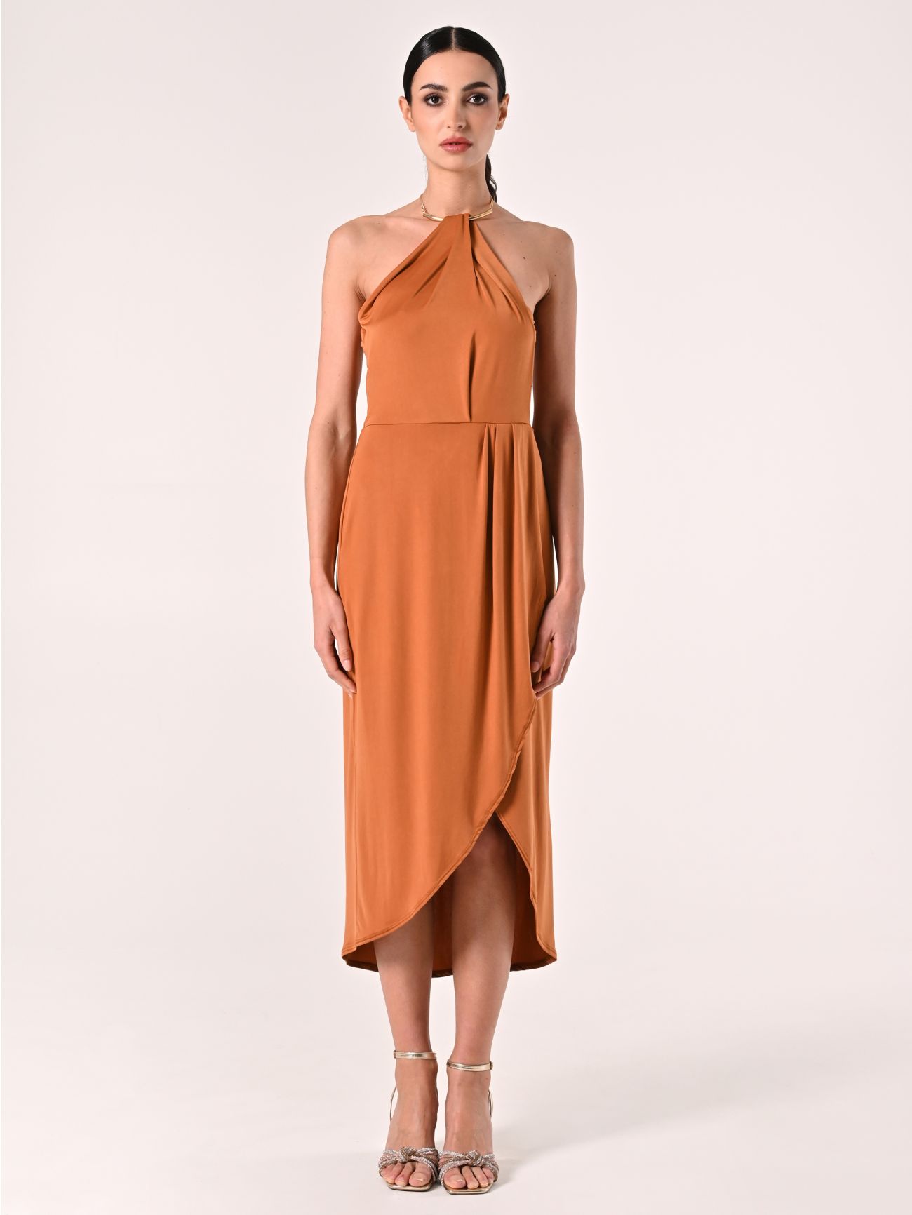 Vestido de hombro descubierto marrón con escote de joya det_1