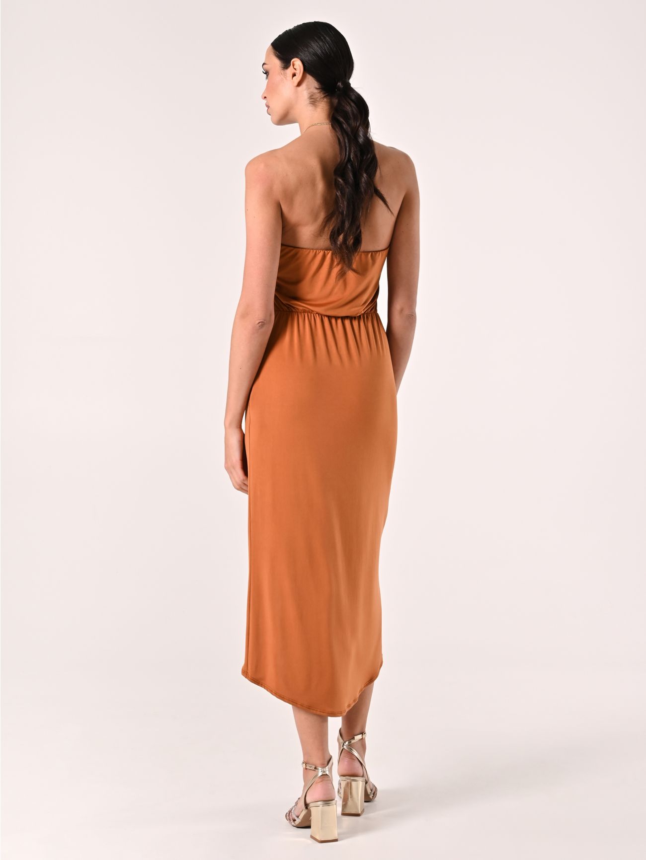 Vestido de hombro descubierto marrón con escote de joya det_3