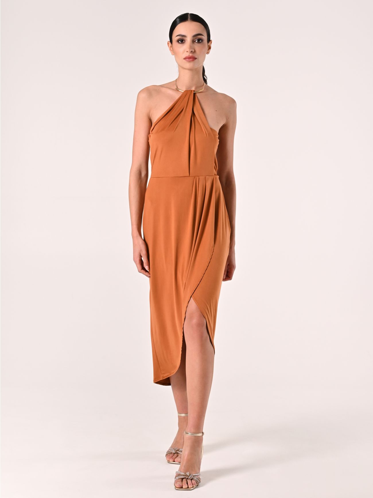 Vestido de hombro descubierto marrón con escote de joya in_i7