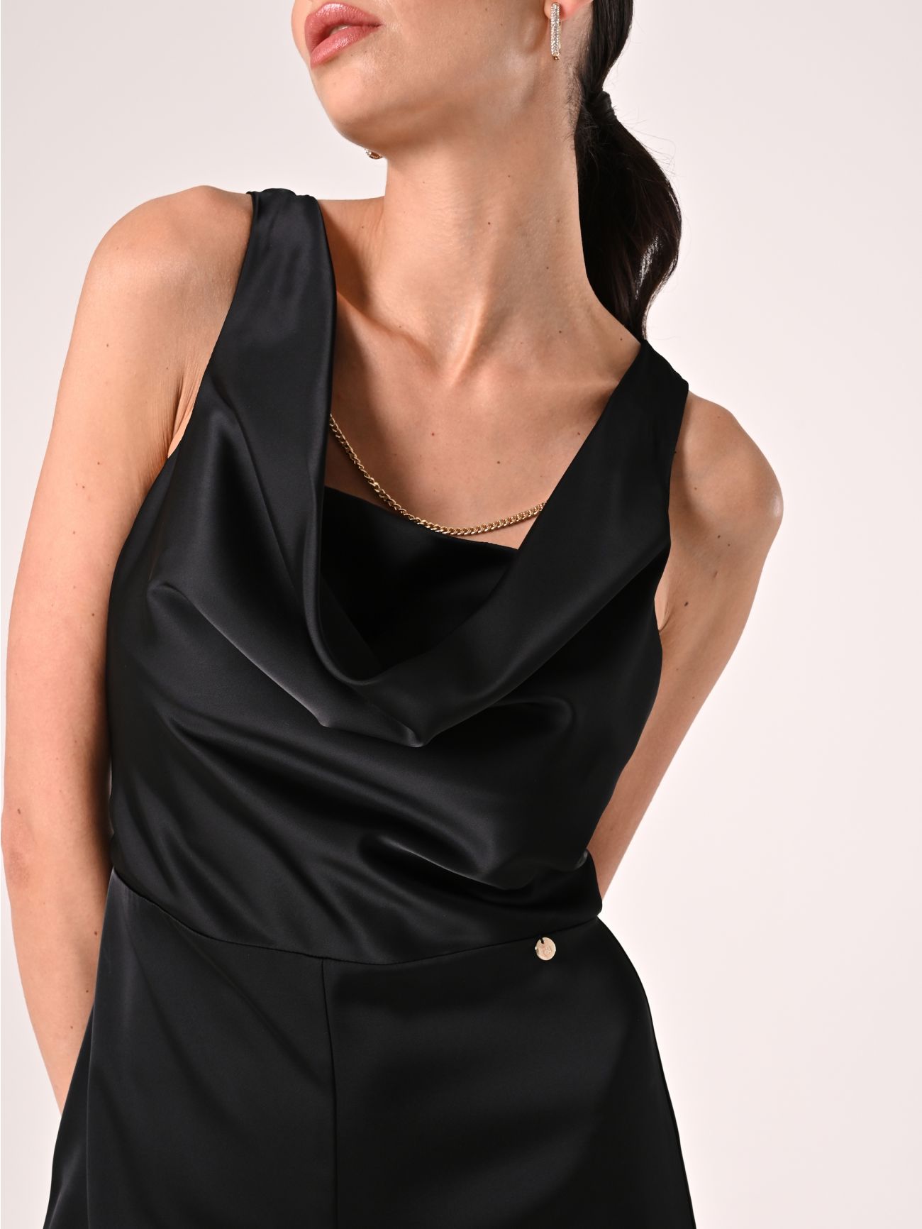 Mono negro con joya in_i5