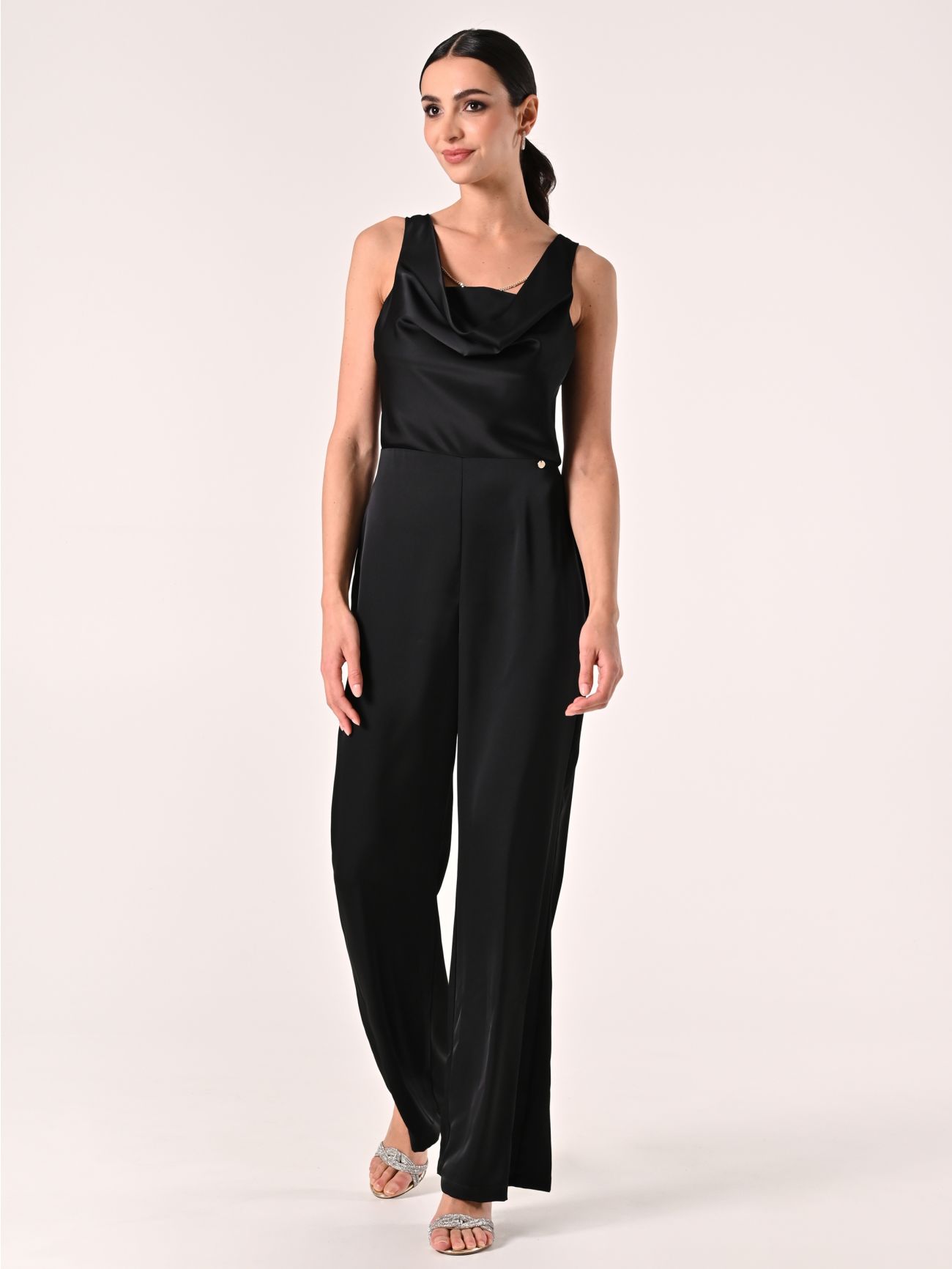 Mono negro con joya in_i7