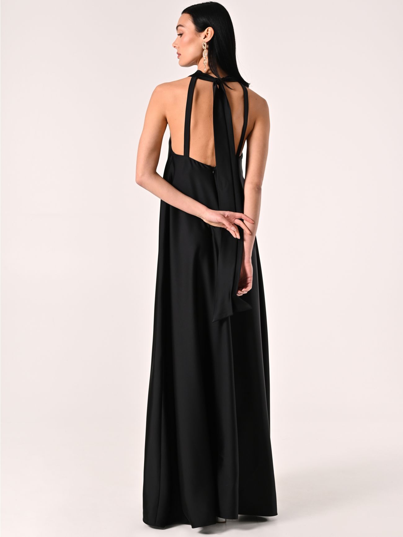 Vestido largo negro con escote cruzado det_3