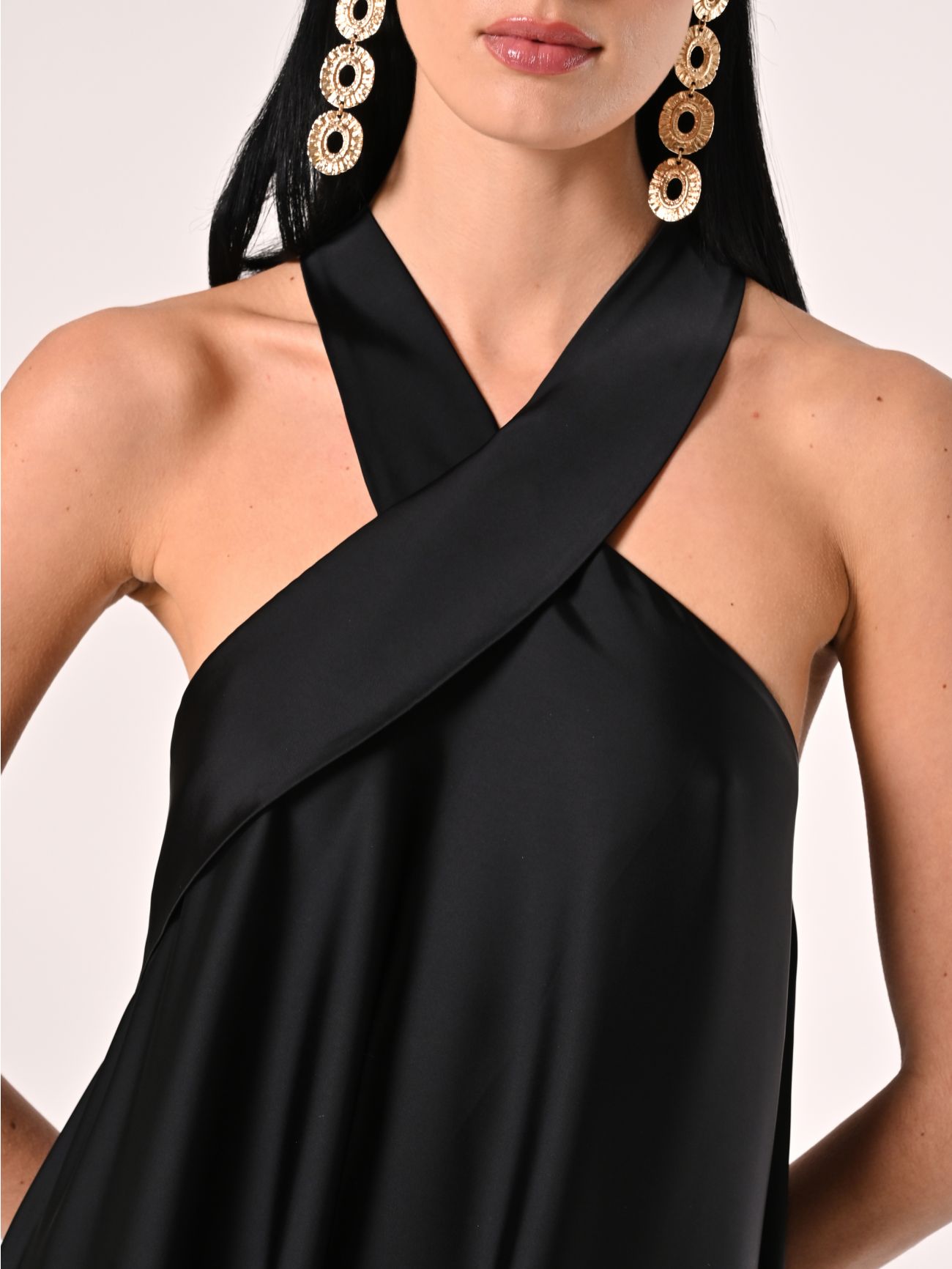 Vestido largo negro con escote cruzado in_i5