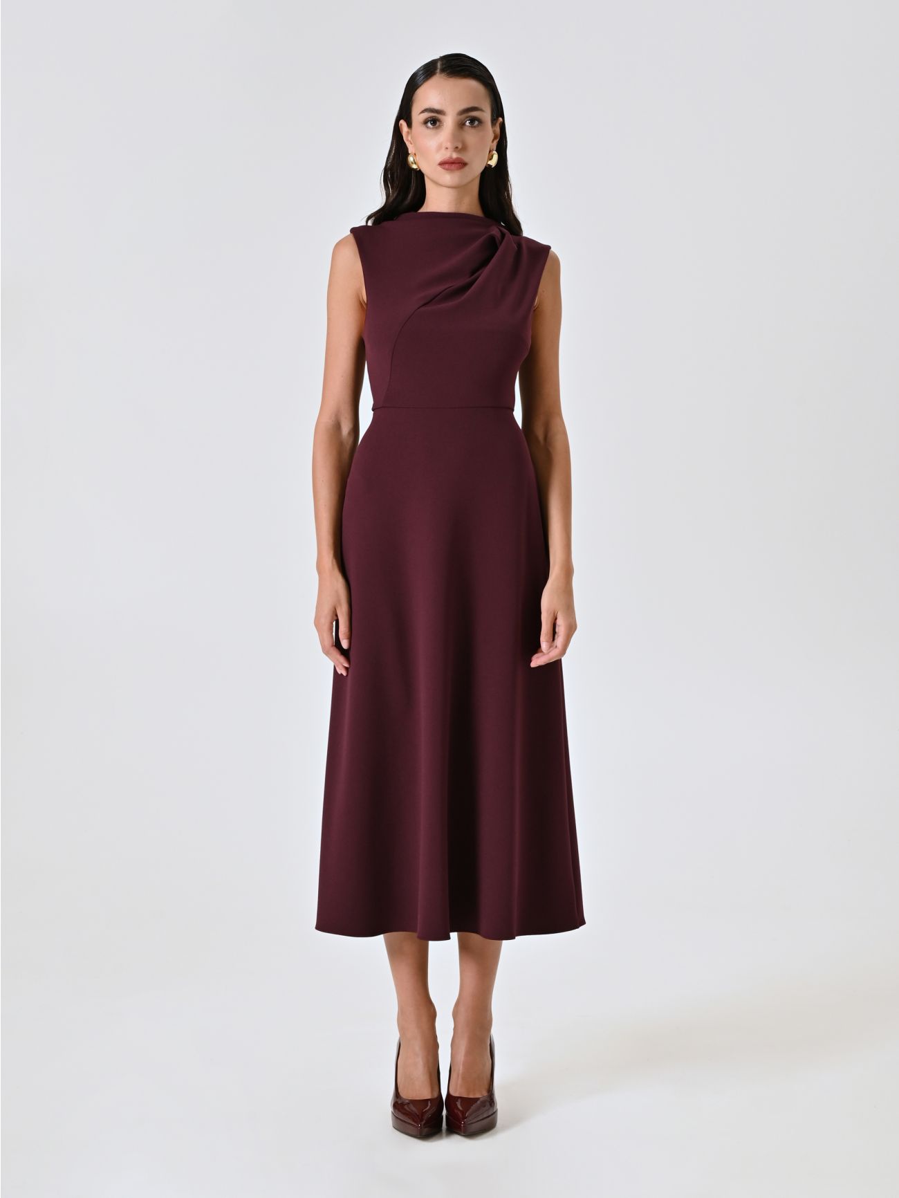 Midi-Kleid in Bordeaux mit Stehkragen 1 Rinascimento Midi-Kleid in Bordeaux mit Stehkragen det_1