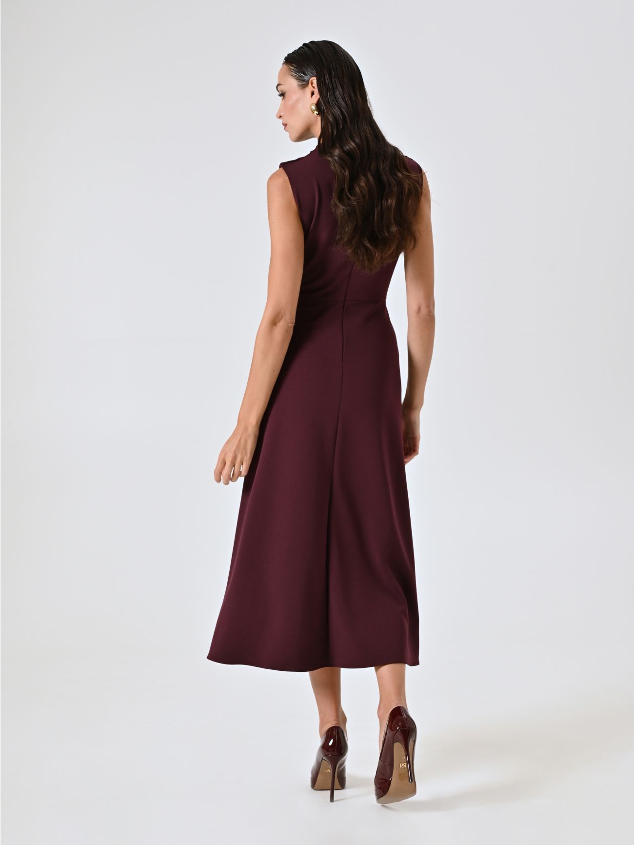 Midi-Kleid in Bordeaux mit Stehkragen 2 Rinascimento Midi-Kleid in Bordeaux mit Stehkragen det_3