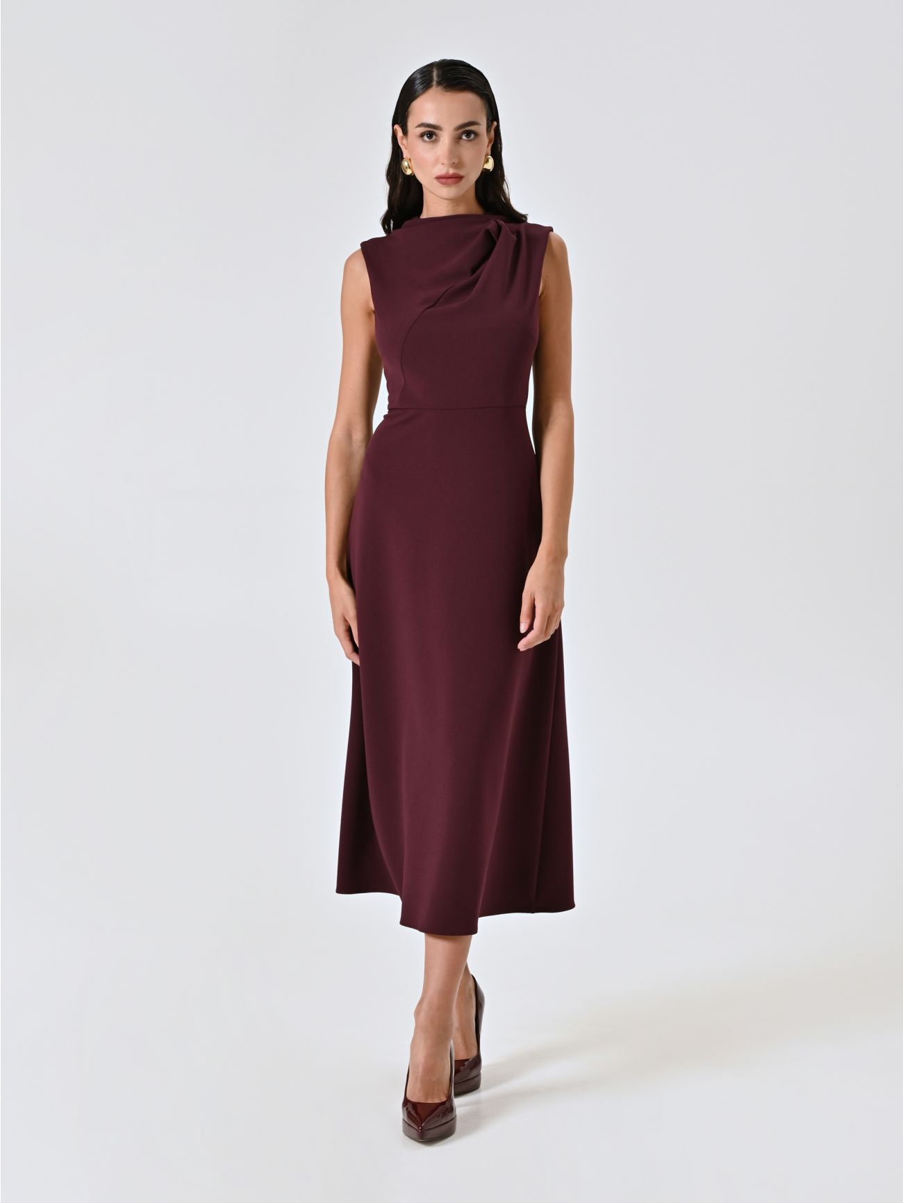 Midi-Kleid in Bordeaux mit Stehkragen in_i7
