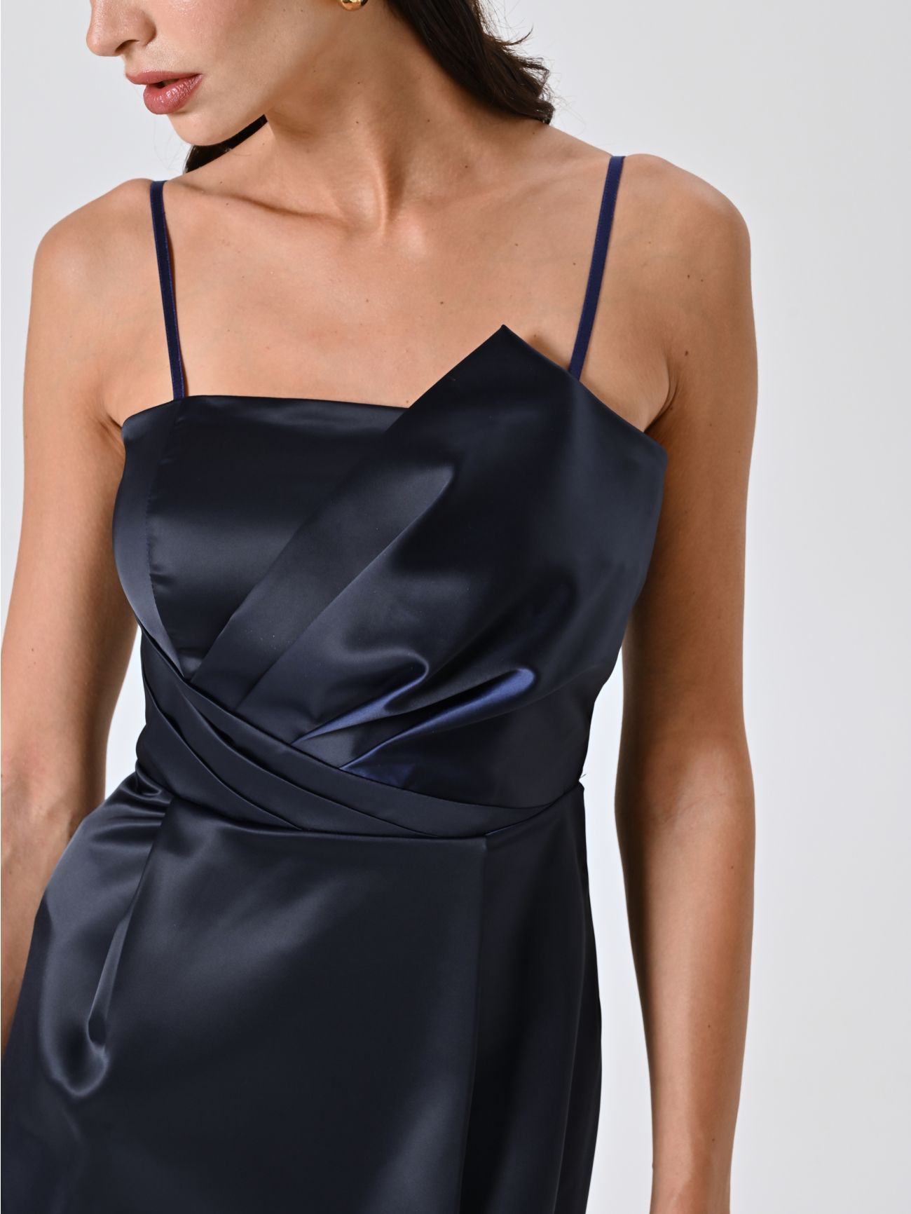 Blaues Kleid mit Tellerrock aus Satin in_i5