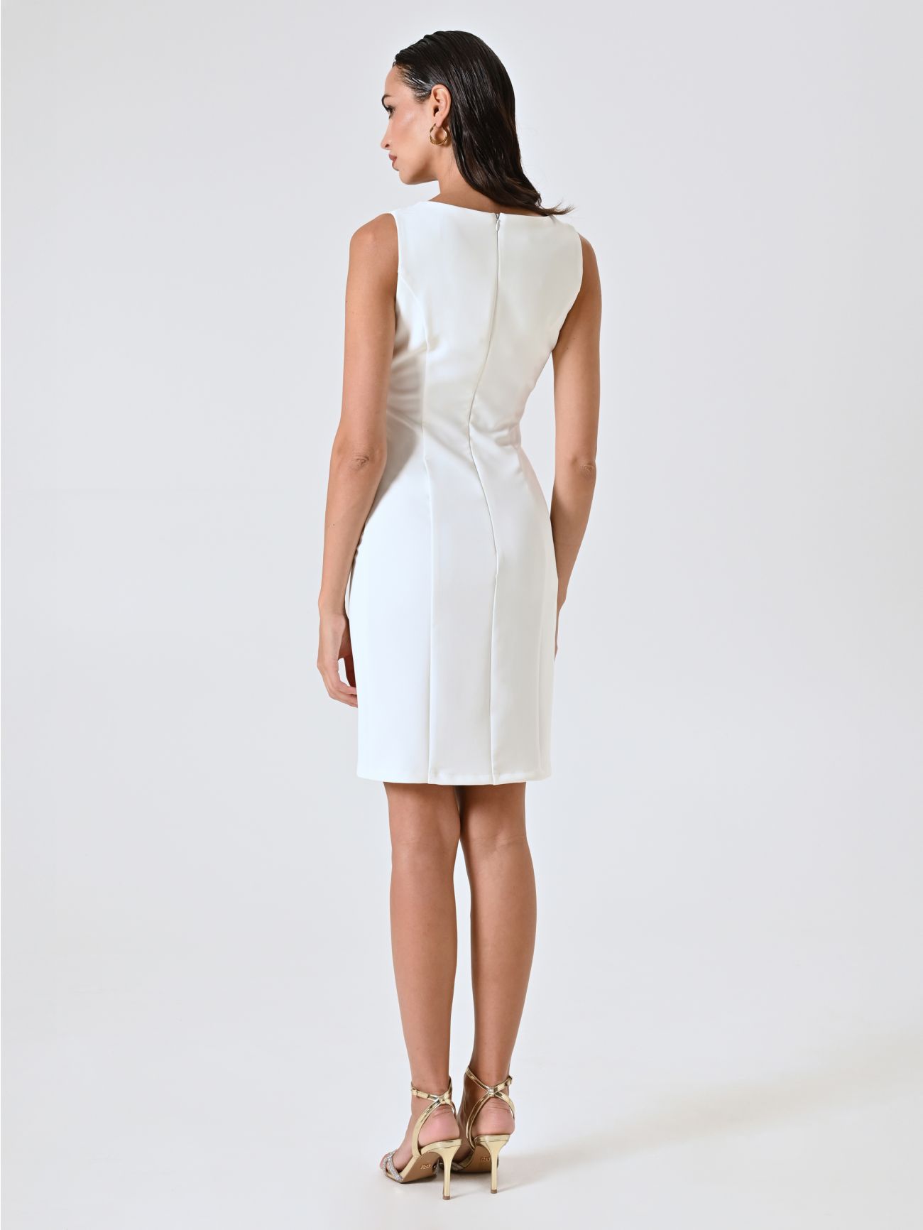 Vestido de tubo blanco con joya det_3