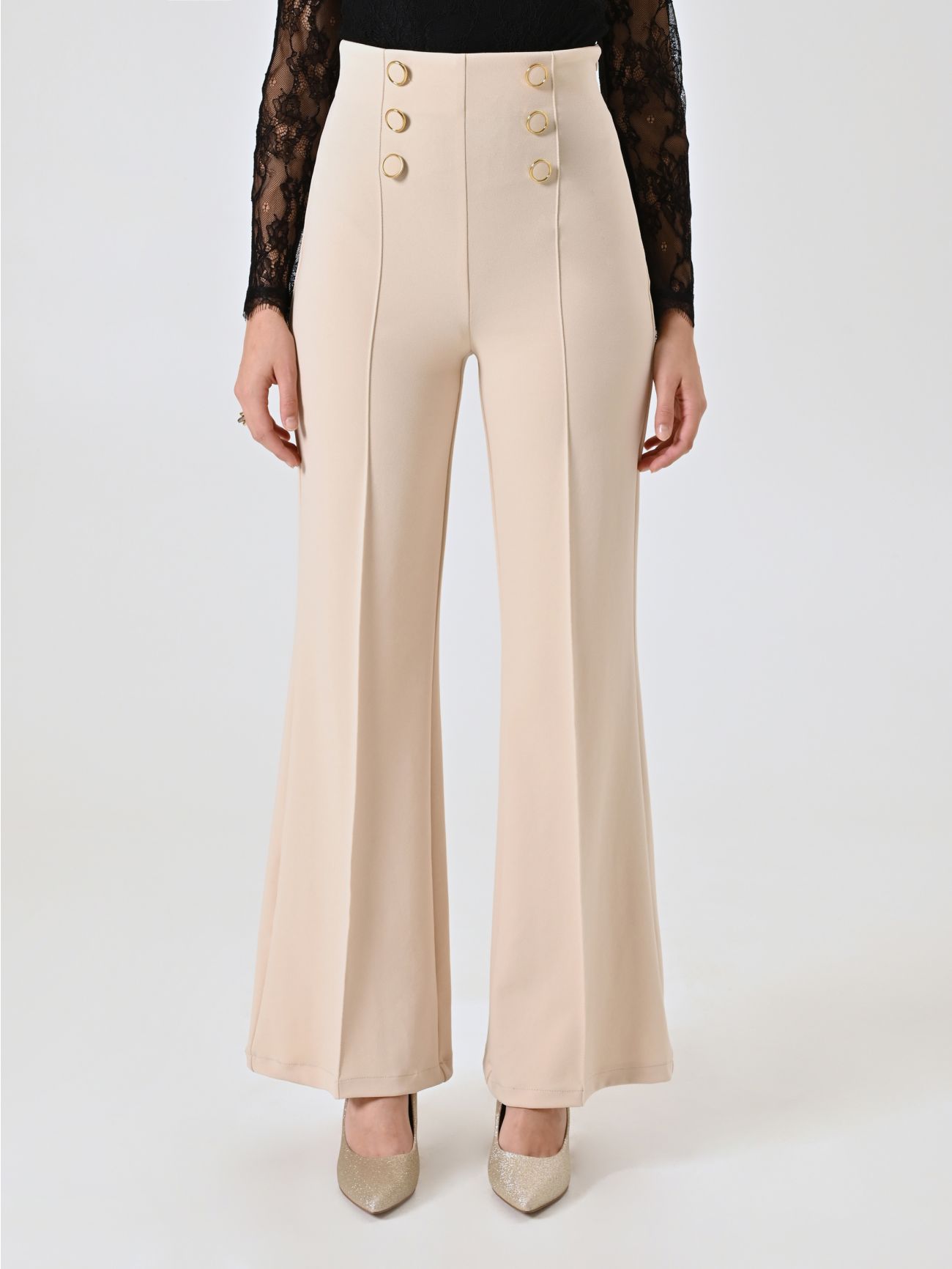 Hose mit sechs Knöpfen in hellem Beige det_2