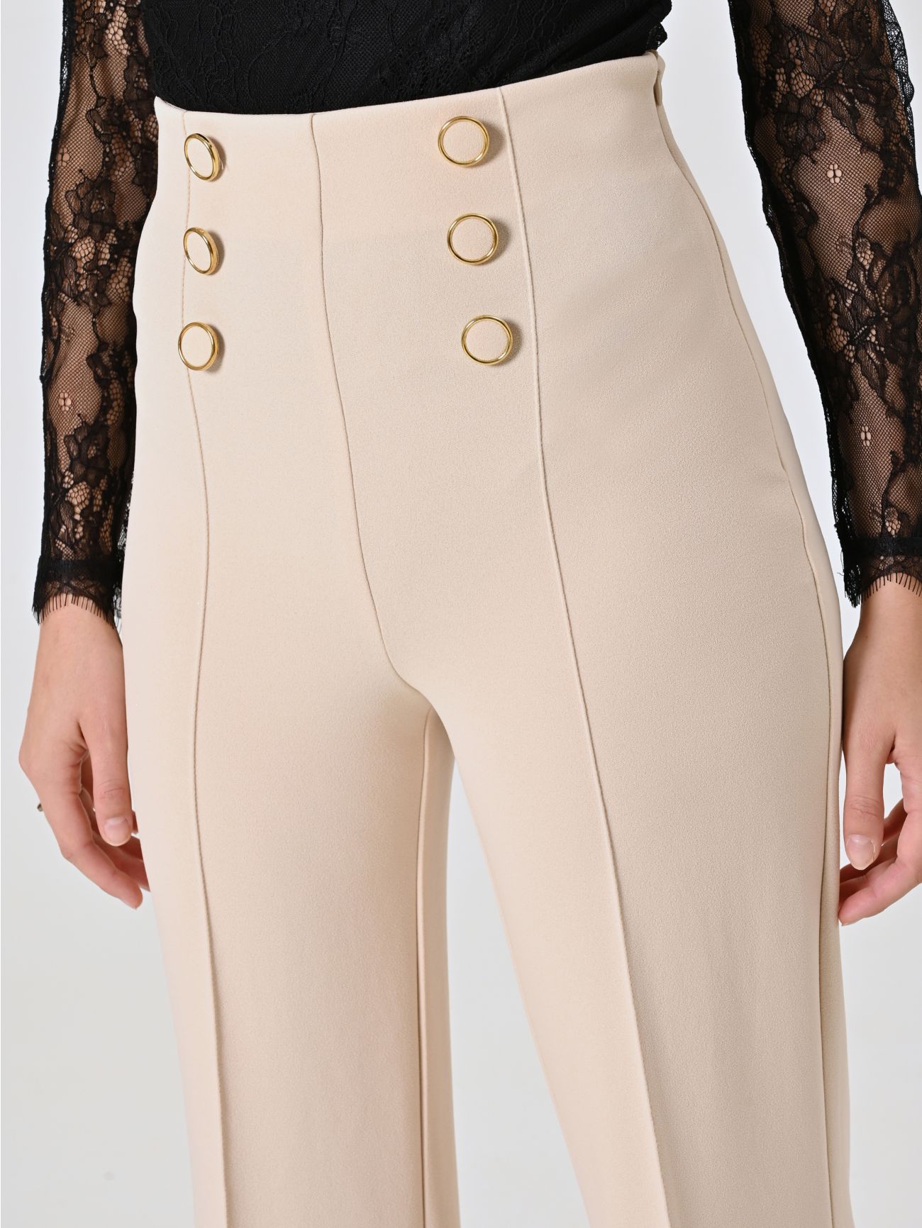 Hose mit sechs Knöpfen in hellem Beige in_i5