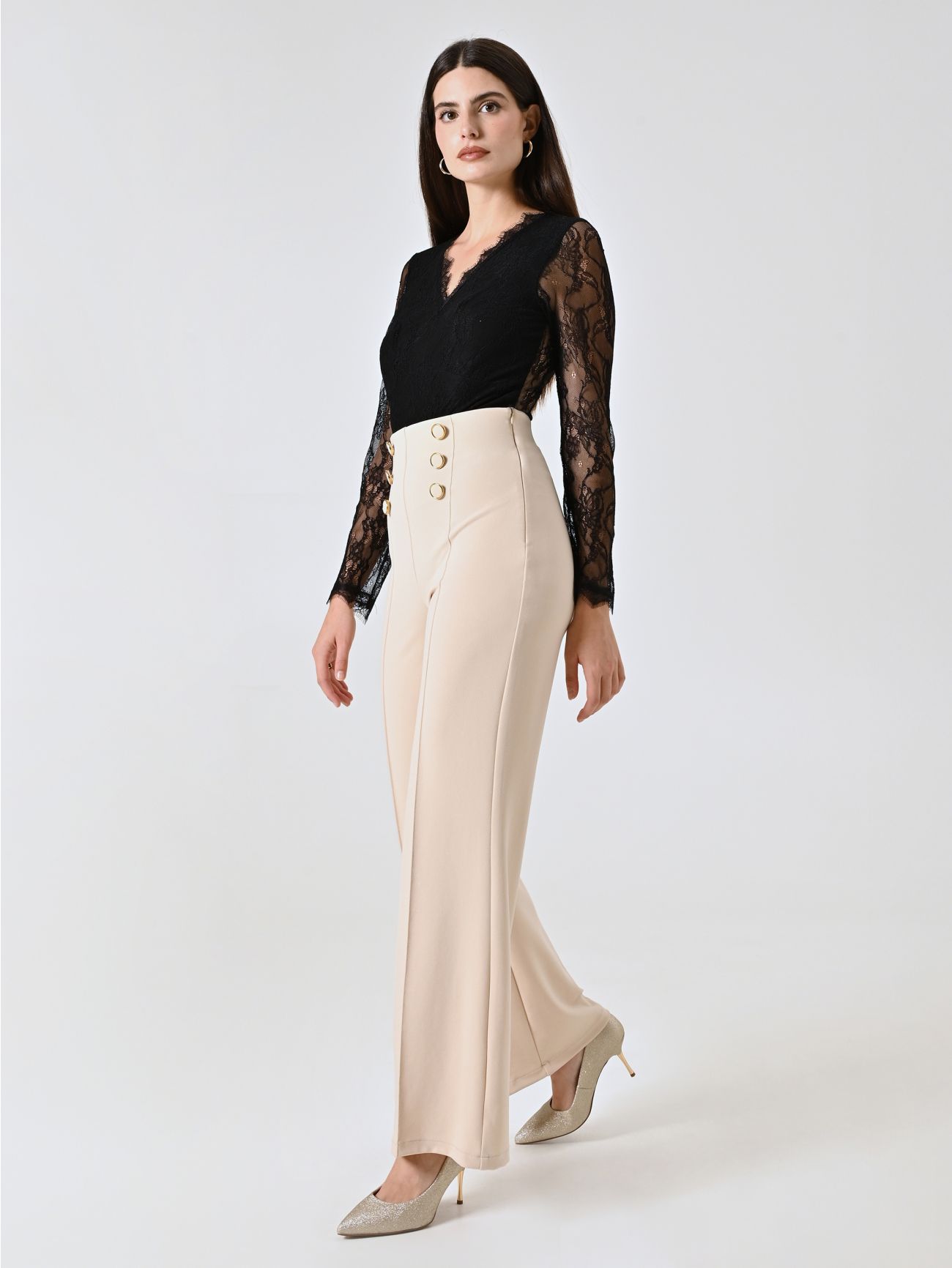 Hose mit sechs Knöpfen in hellem Beige in_i7