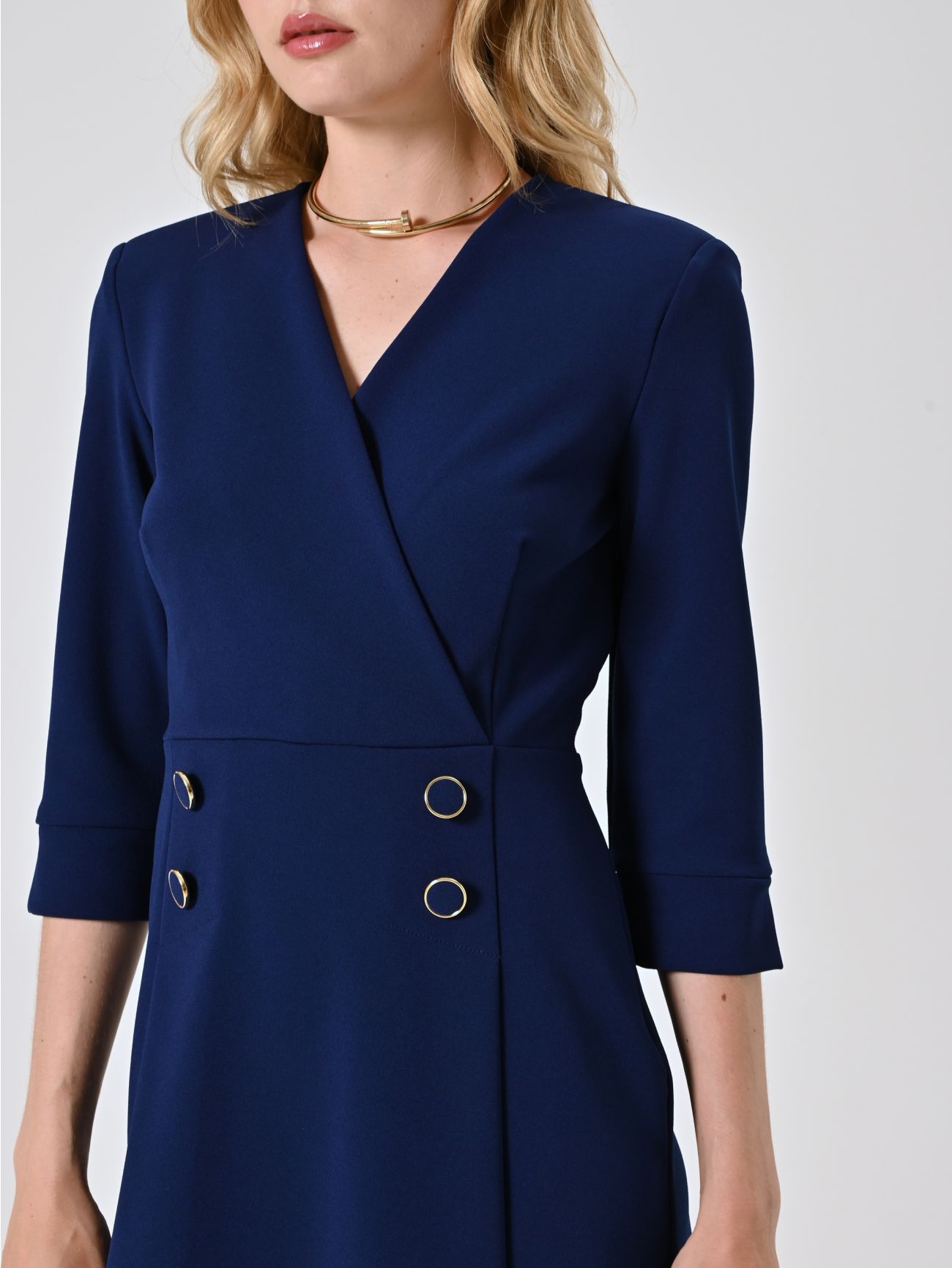 Blaues Kleid mit Knöpfen in_i5