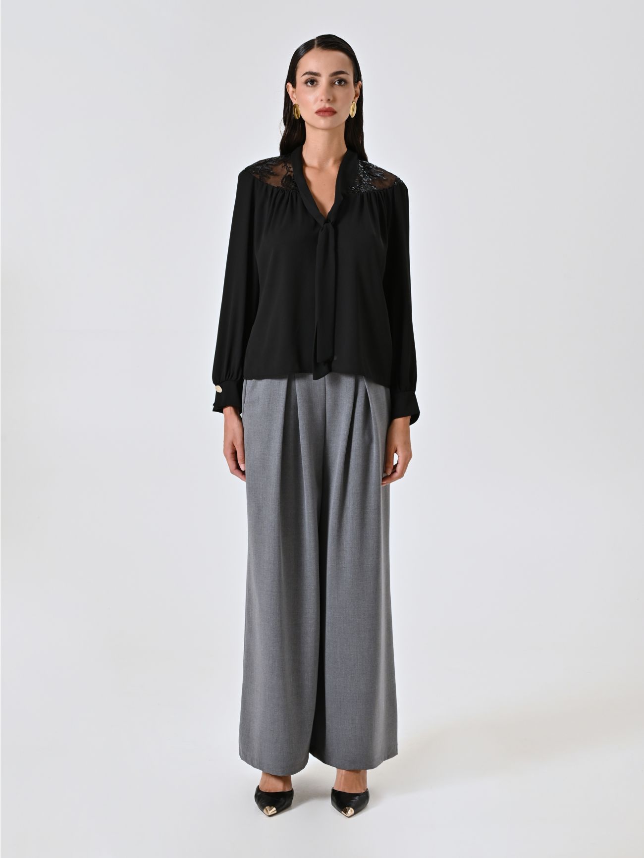 Schwarze Bluse mit Spitzenpasse det_1