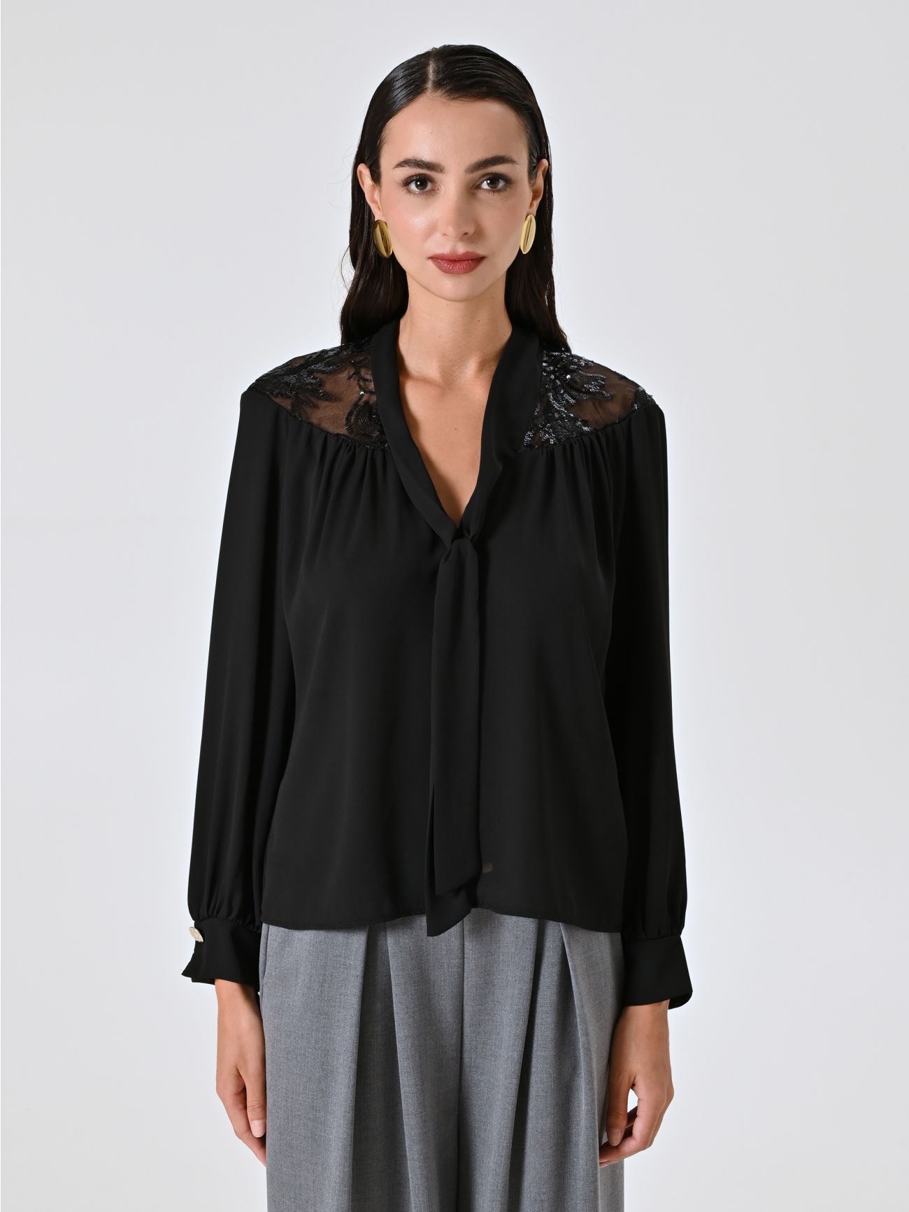 Schwarze Bluse mit Spitzenpasse det_2