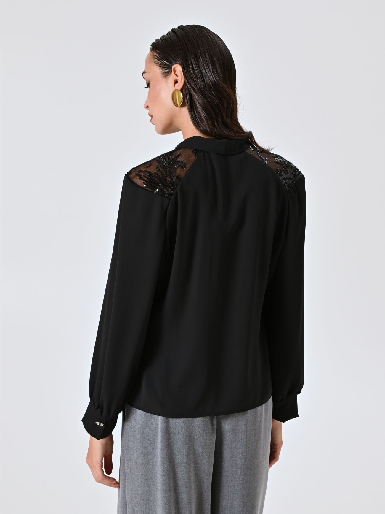 Schwarze Bluse mit Spitzenpasse det_3