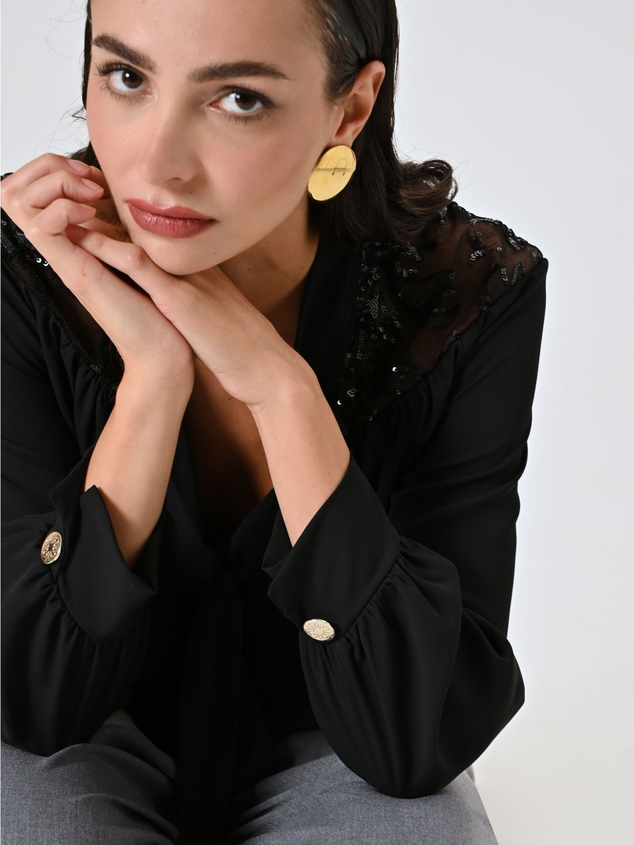 Schwarze Bluse mit Spitzenpasse in_i5