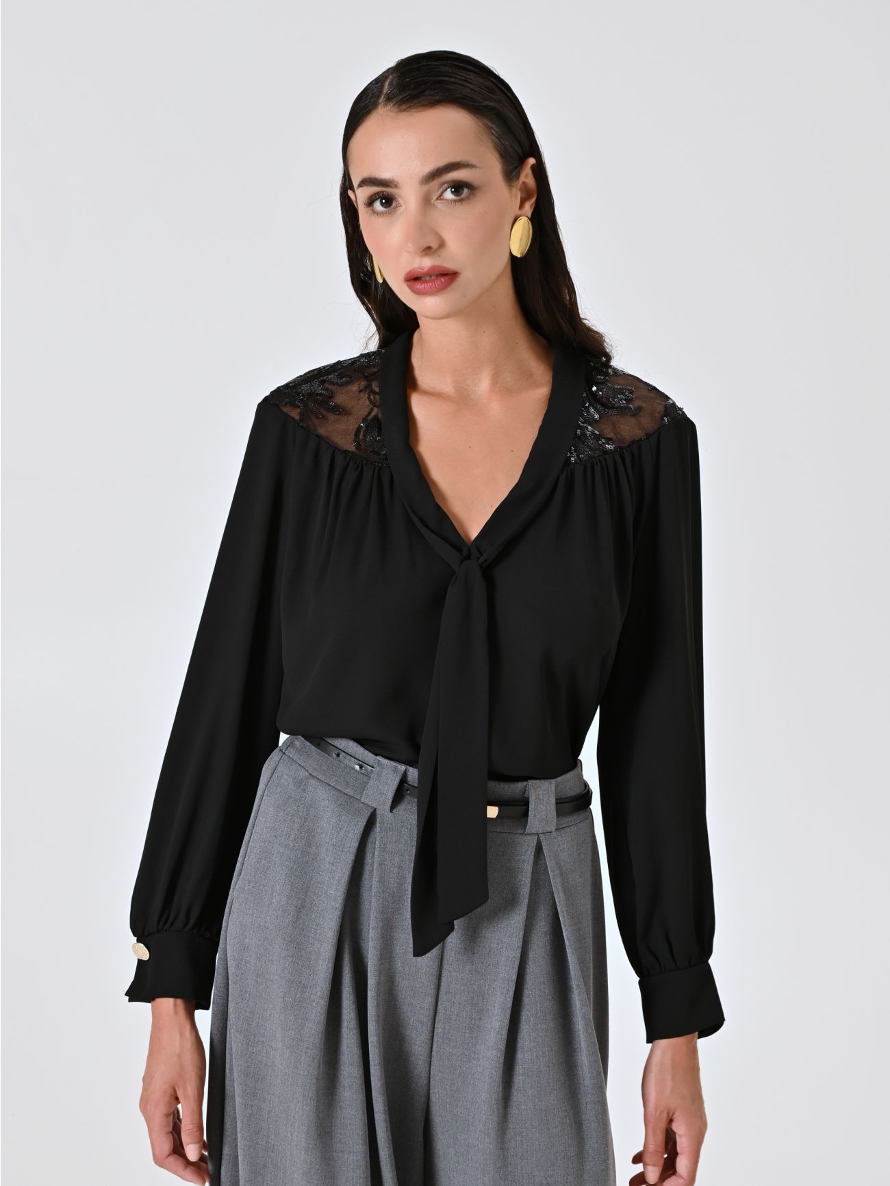 Schwarze Bluse mit Spitzenpasse in_i7