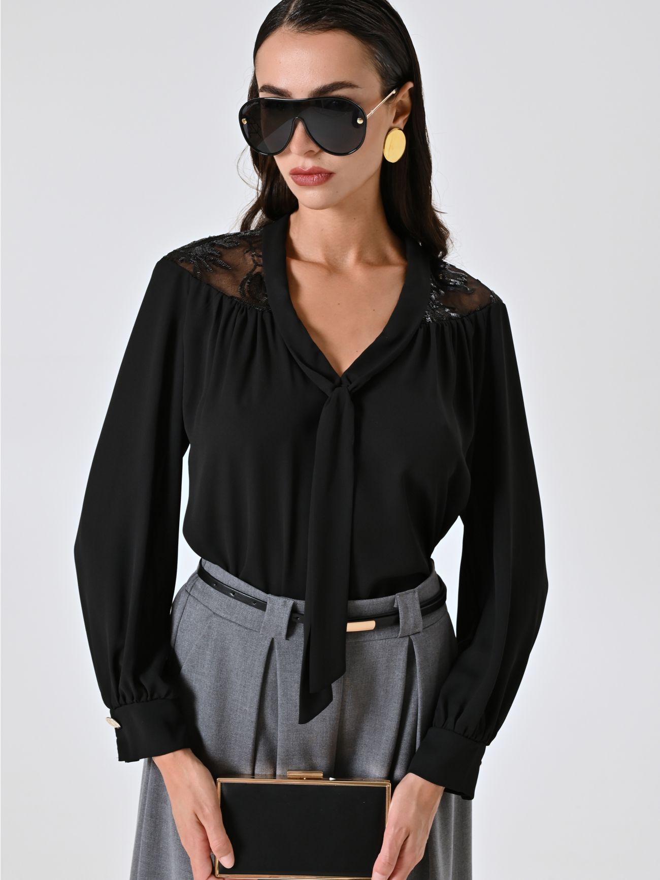 Schwarze Bluse mit Spitzenpasse sp_e1