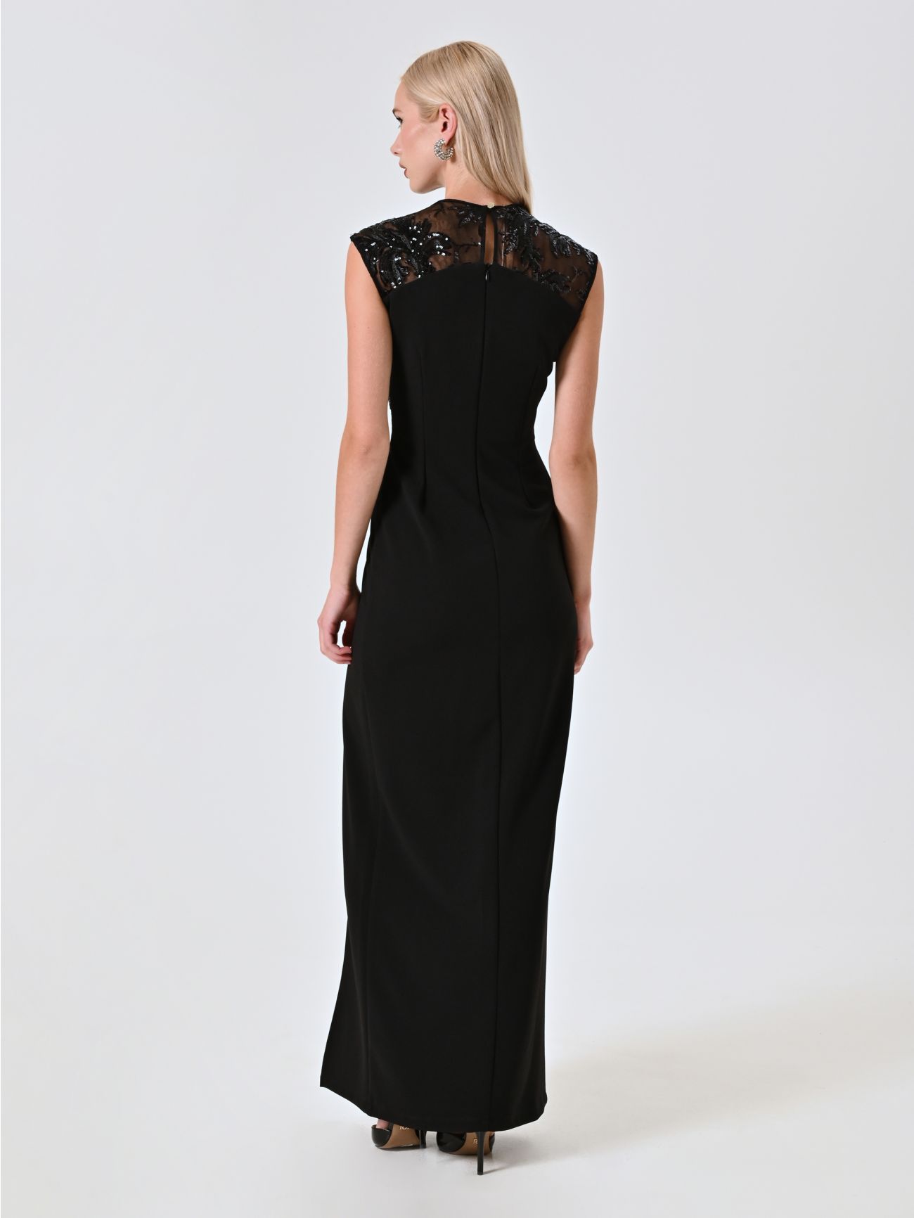 Vestido negro con cuerpo de lentejuelas det_3