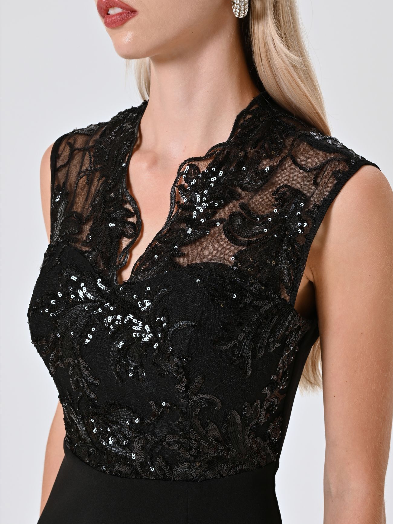 Vestido negro con cuerpo de lentejuelas in_i5