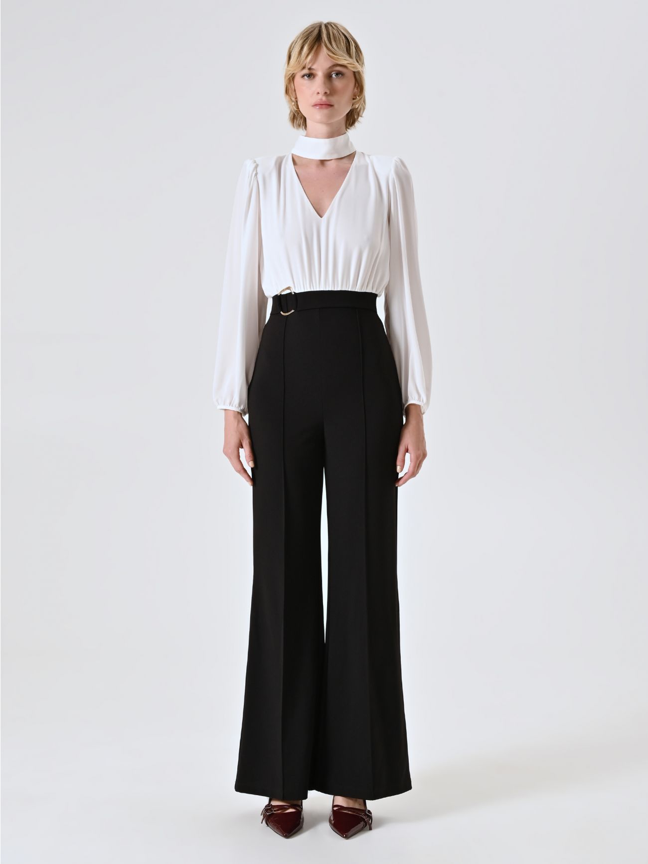 Overall mit weißer Bluse und Schnalle det_1