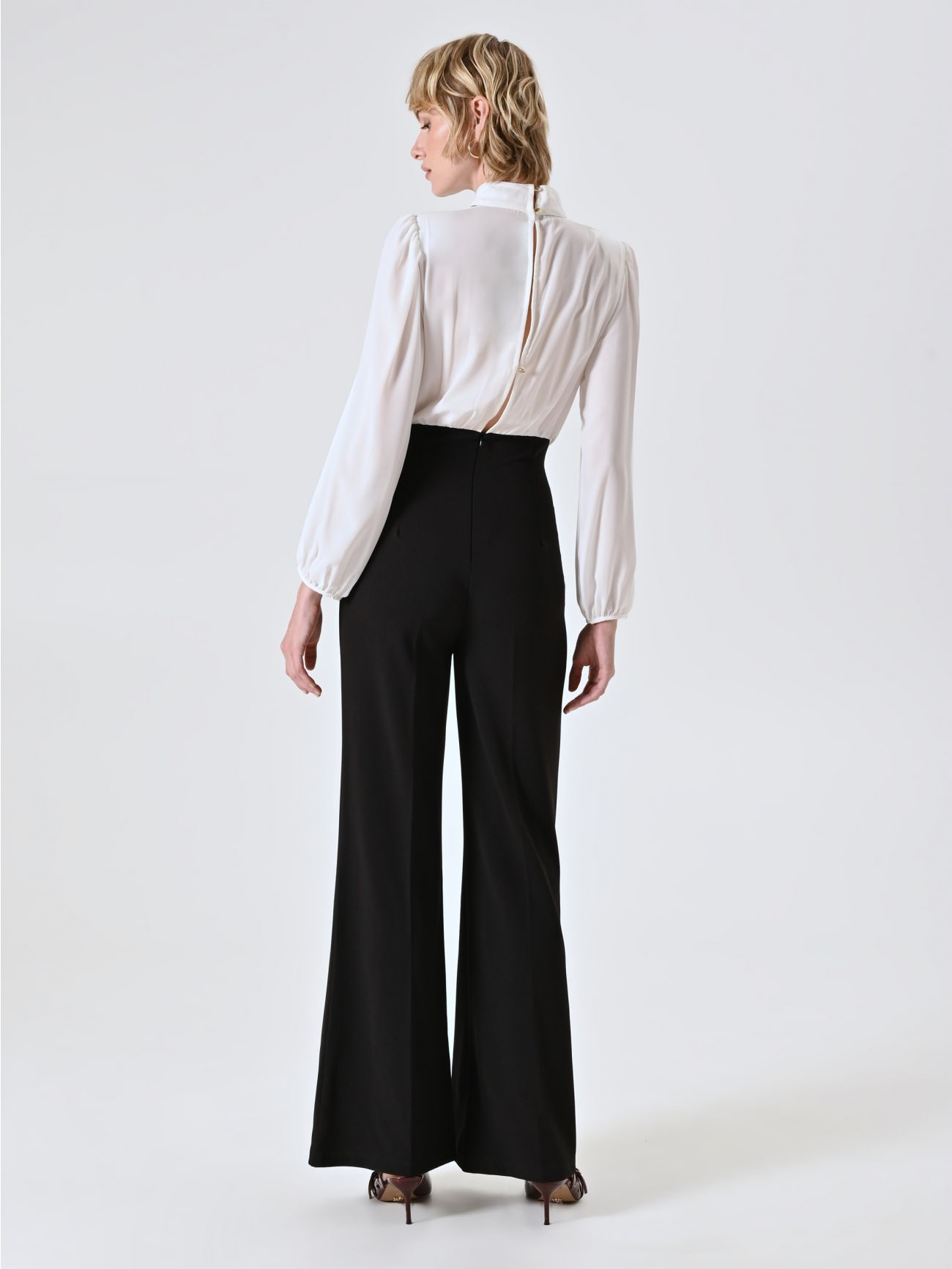 Overall mit weißer Bluse und Schnalle det_3