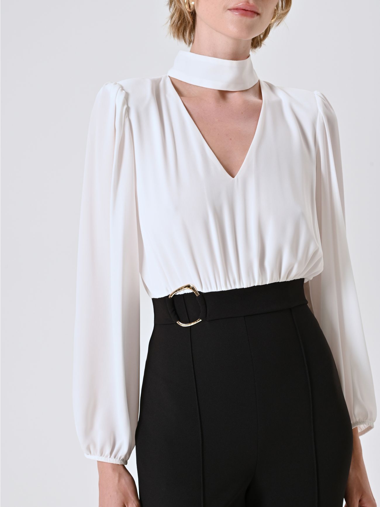 Overall mit weißer Bluse und Schnalle in_i5