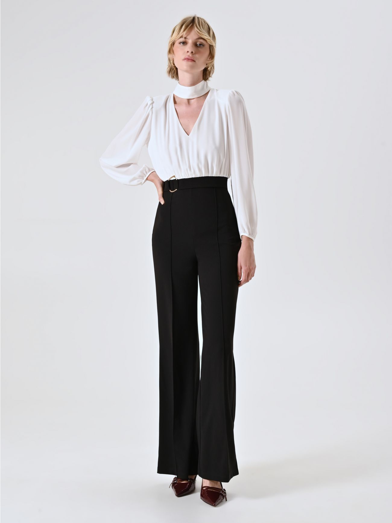 Overall mit weißer Bluse und Schnalle in_i7