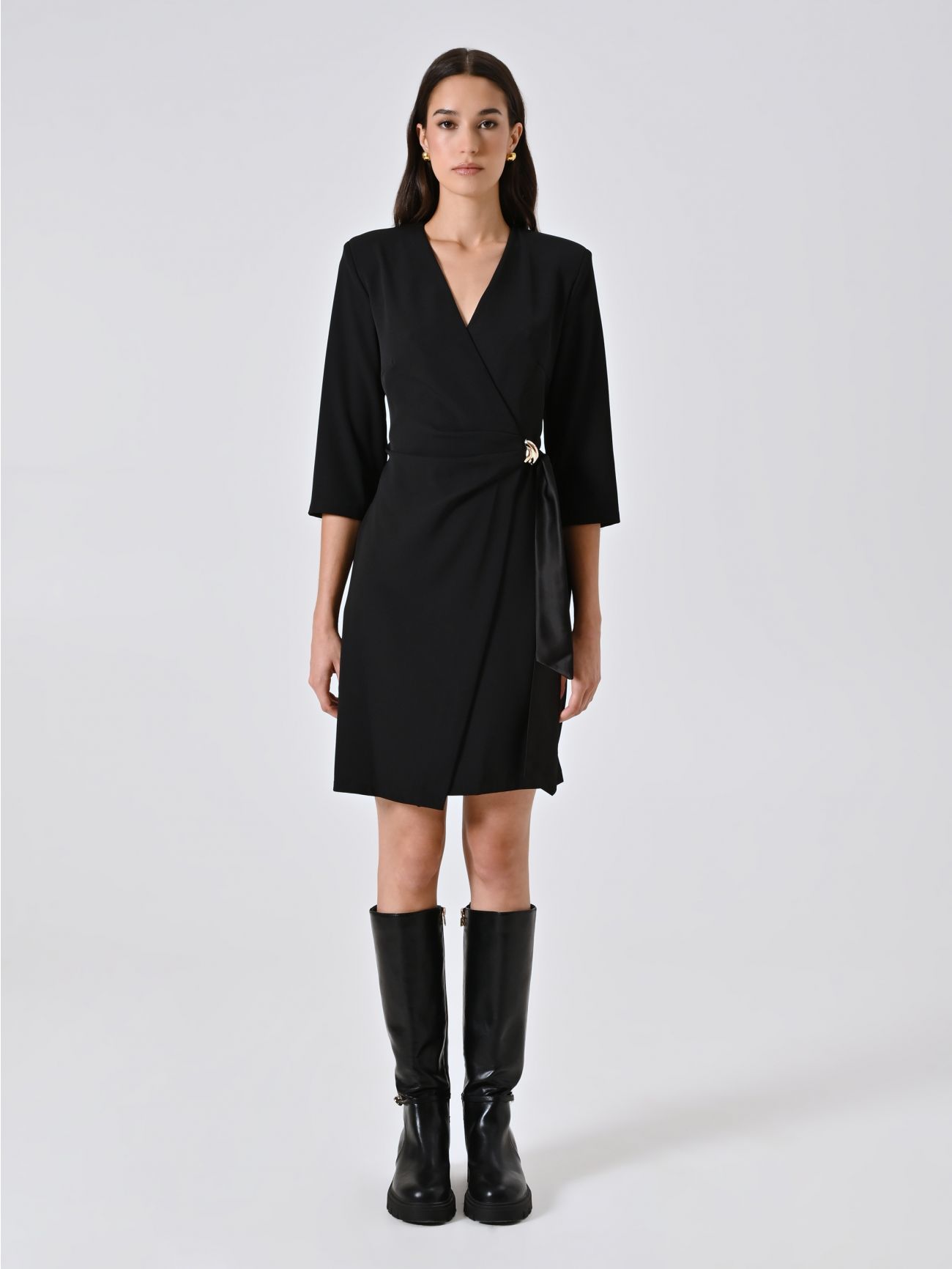 Wickelkleid mit Bändern aus Satin und Schmuckverzierung in Schwarz det_1
