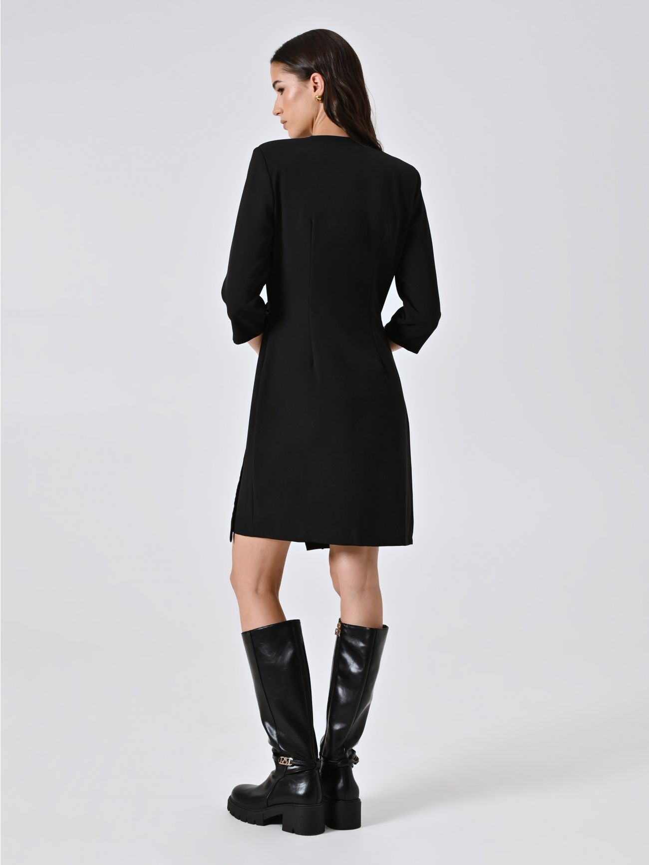 Wickelkleid mit Bändern aus Satin und Schmuckverzierung in Schwarz det_3