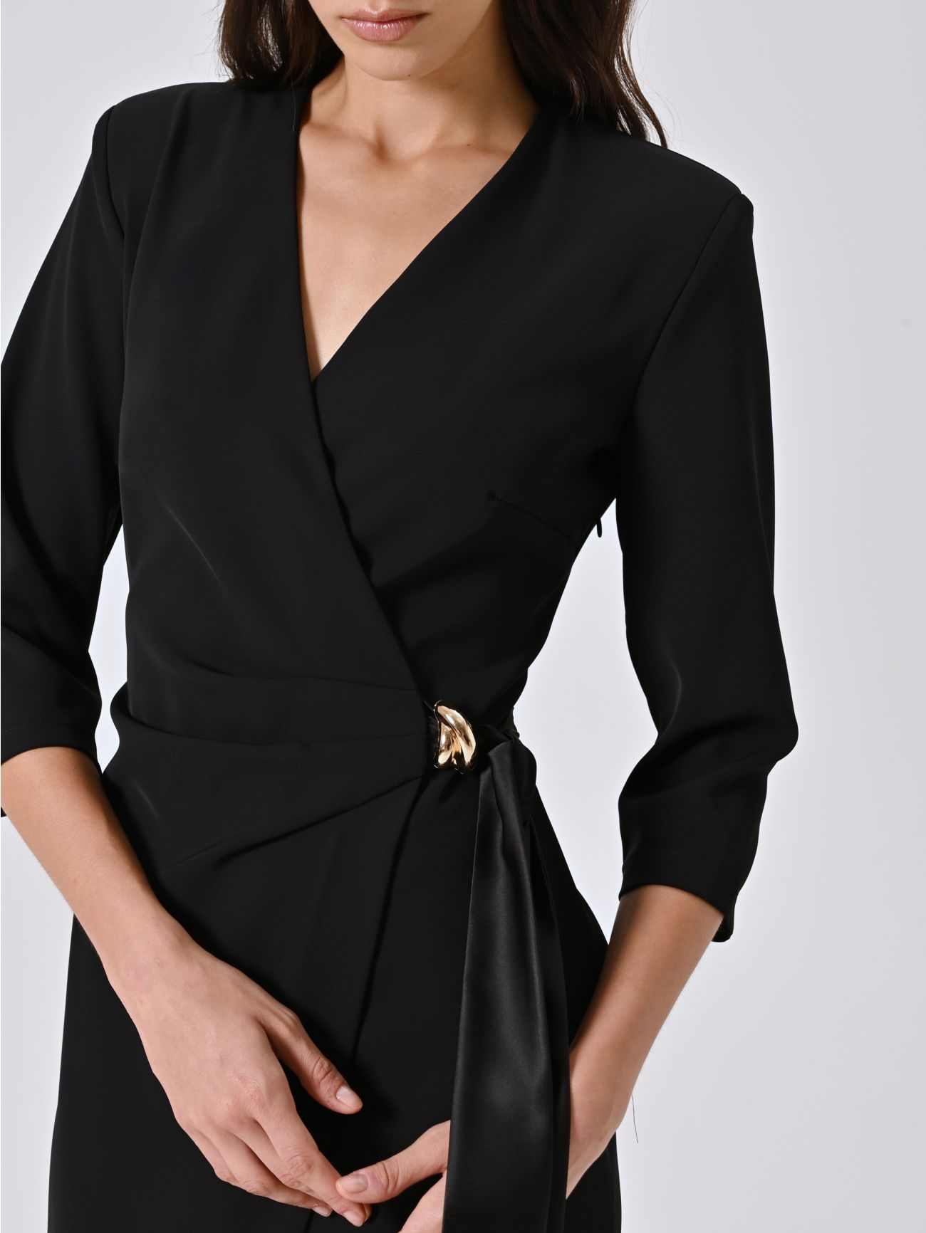Wickelkleid mit Bändern aus Satin und Schmuckverzierung in Schwarz in_i5