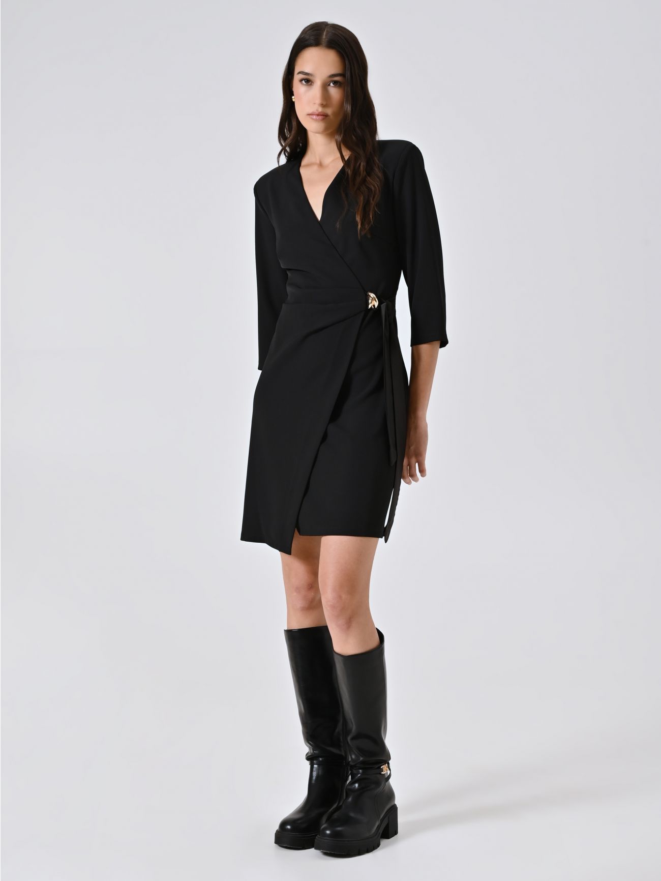 Wickelkleid mit Bändern aus Satin und Schmuckverzierung in Schwarz in_i7