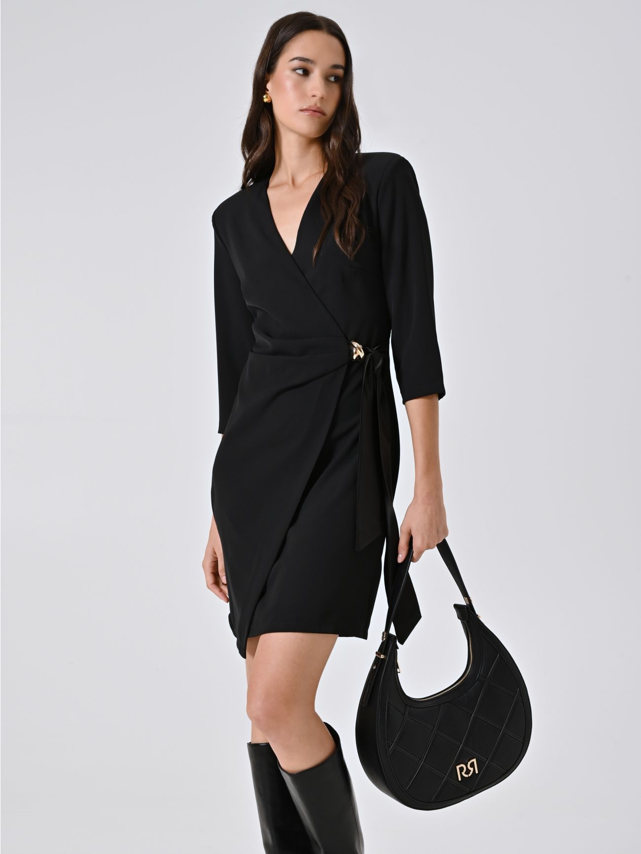Wickelkleid mit Bändern aus Satin und Schmuckverzierung in Schwarz sp_e1