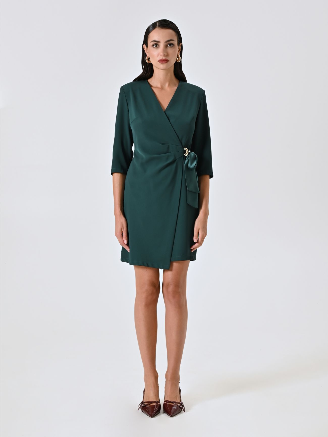 Wickelkleid mit Bändern aus Satin und Schmuckverzierung in Grün det_1