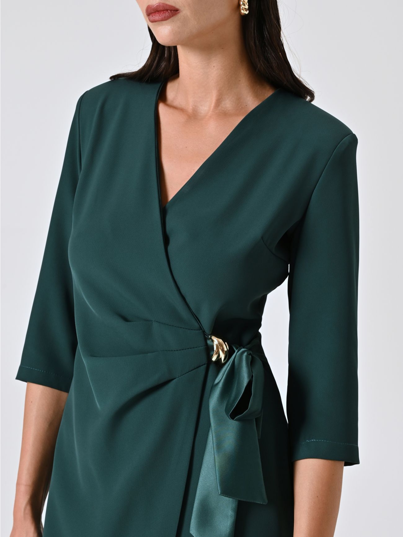 Wickelkleid mit Bändern aus Satin und Schmuckverzierung in Grün in_i5