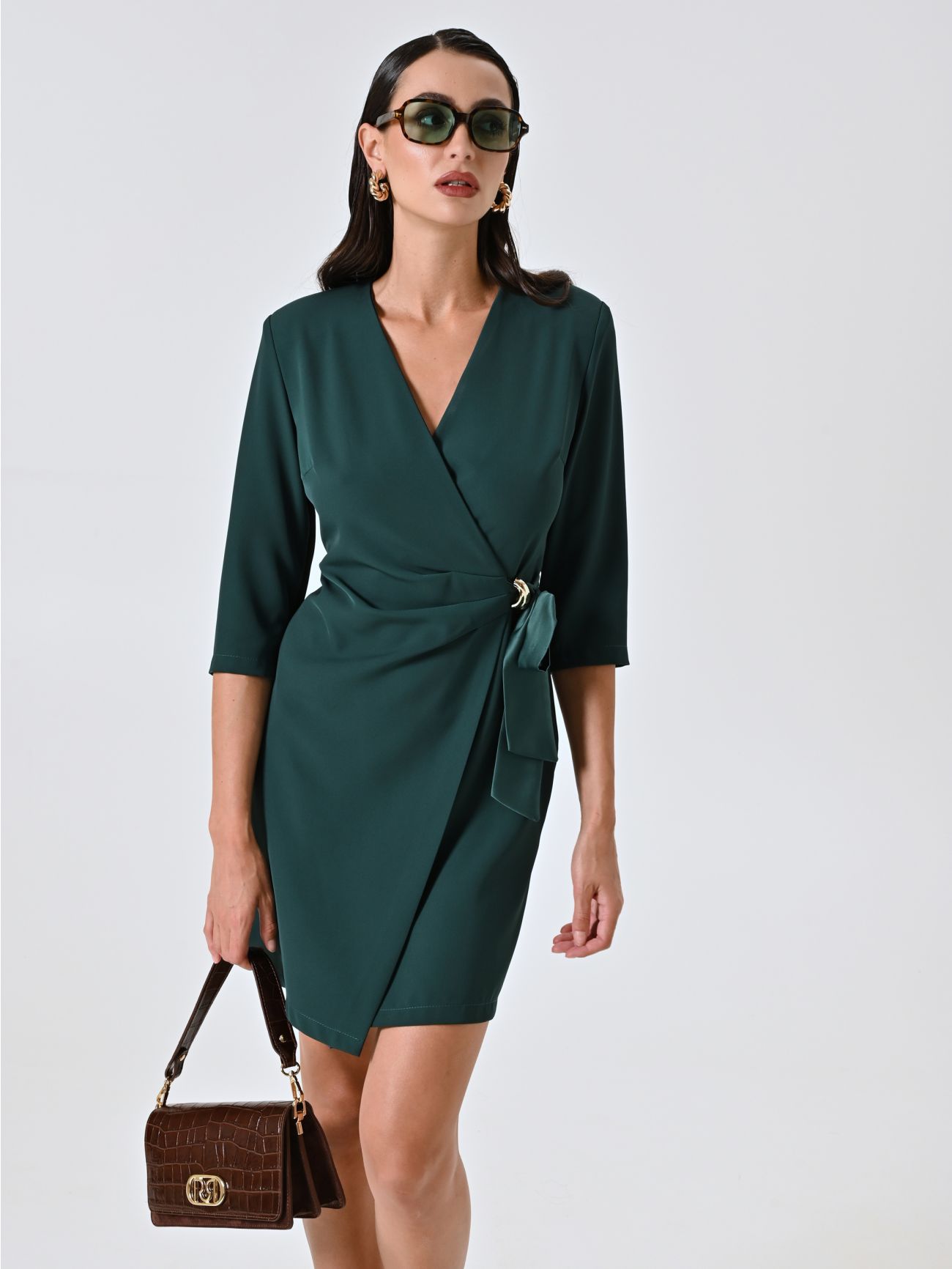 Wickelkleid mit Bändern aus Satin und Schmuckverzierung in Grün in_i7