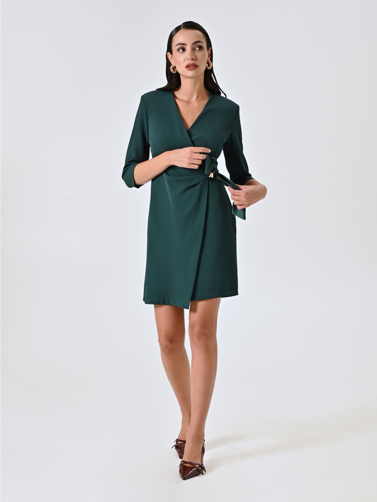 Wickelkleid mit Bändern aus Satin und Schmuckverzierung in Grün sp_e1