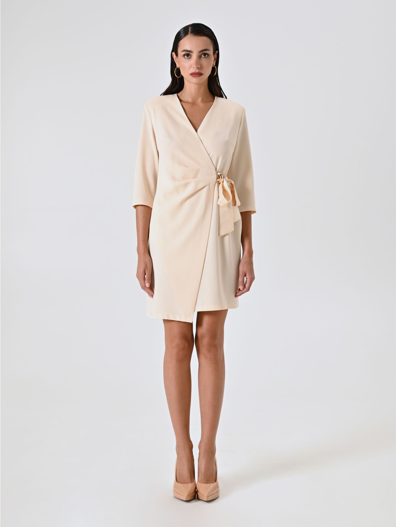 Robe portefeuille beige avec rubans en satin et bijou décoratif det_1