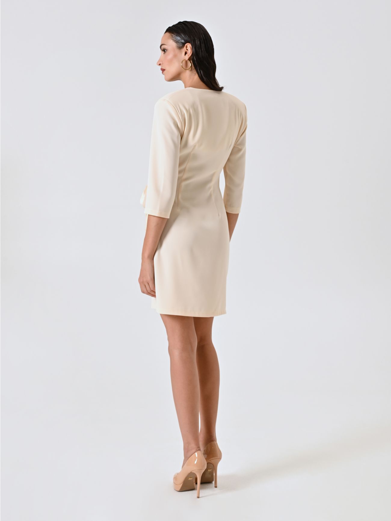 Robe portefeuille beige avec rubans en satin et bijou décoratif det_3