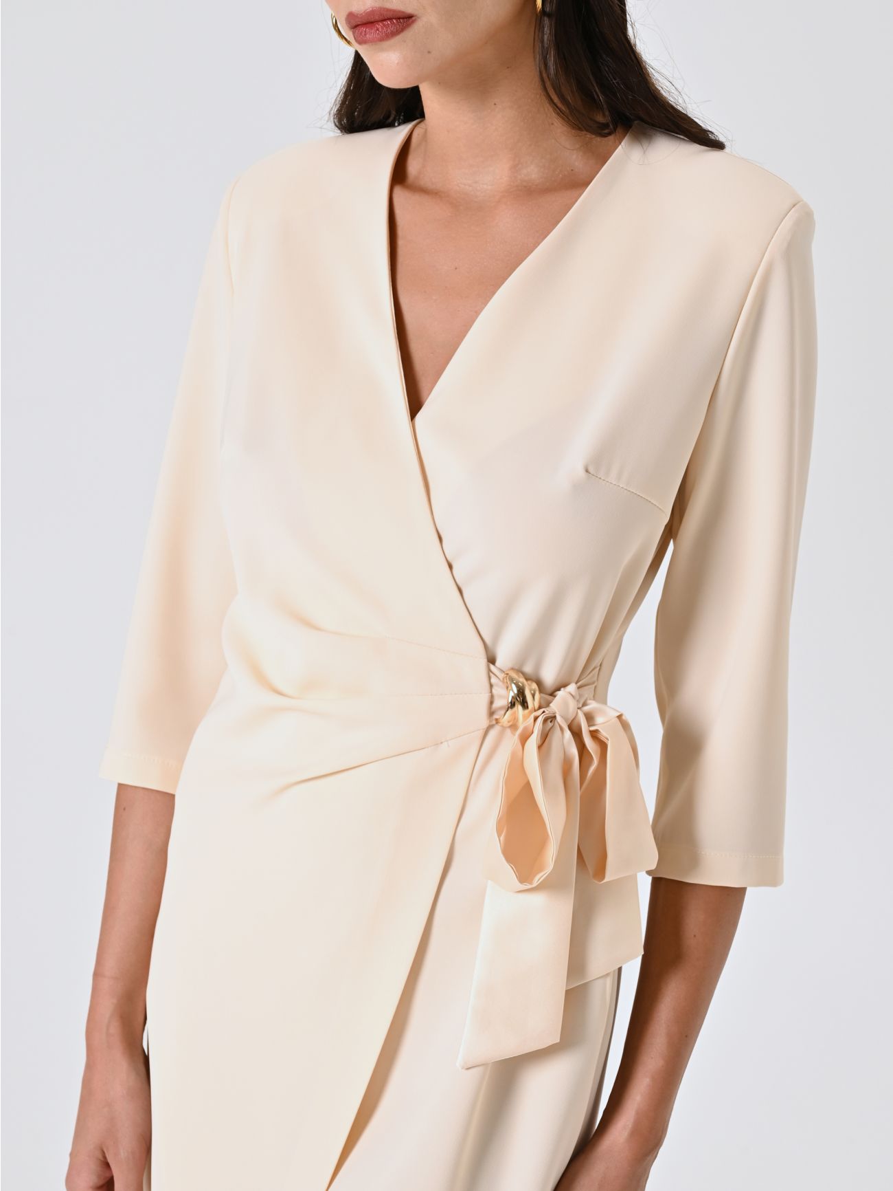 Robe portefeuille beige avec rubans en satin et bijou décoratif in_i5