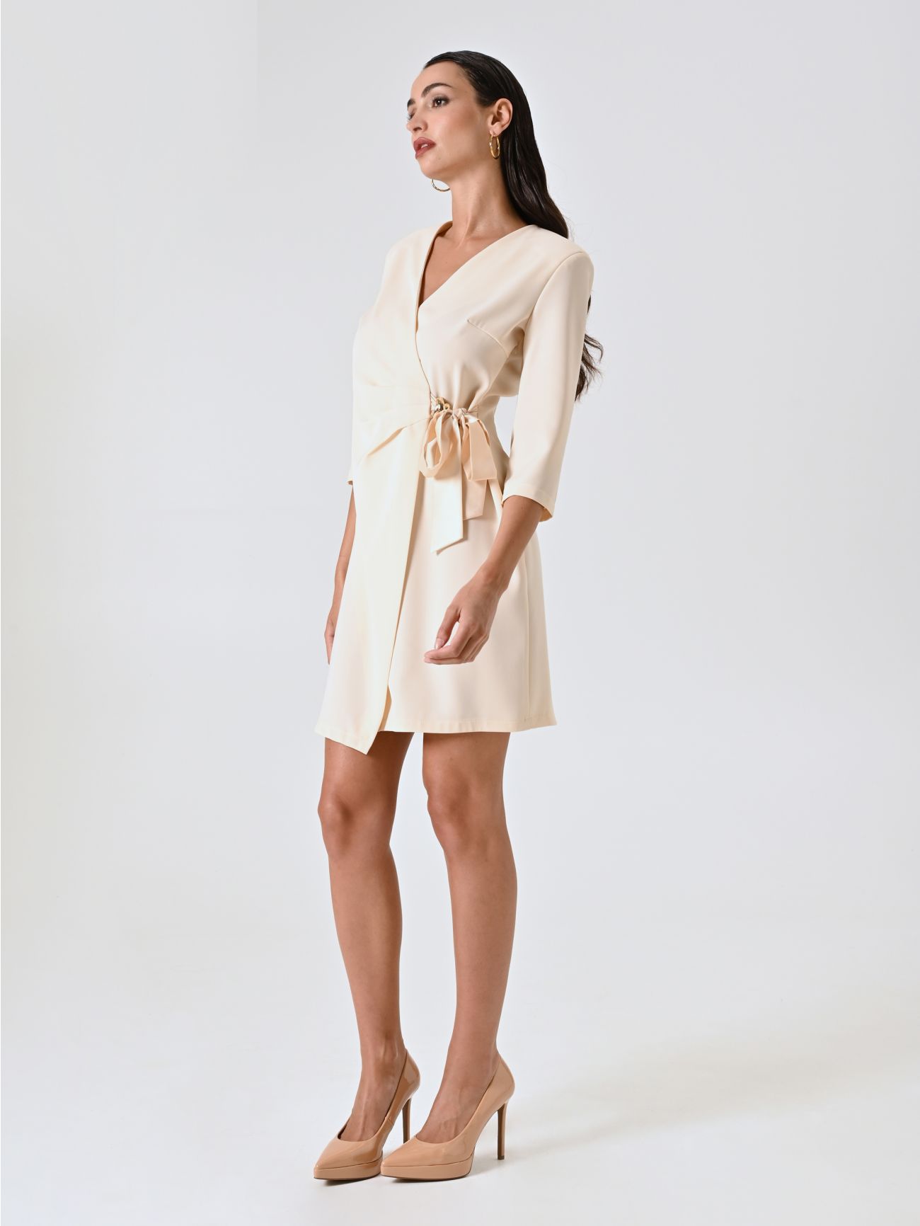 Robe portefeuille beige avec rubans en satin et bijou décoratif in_i7