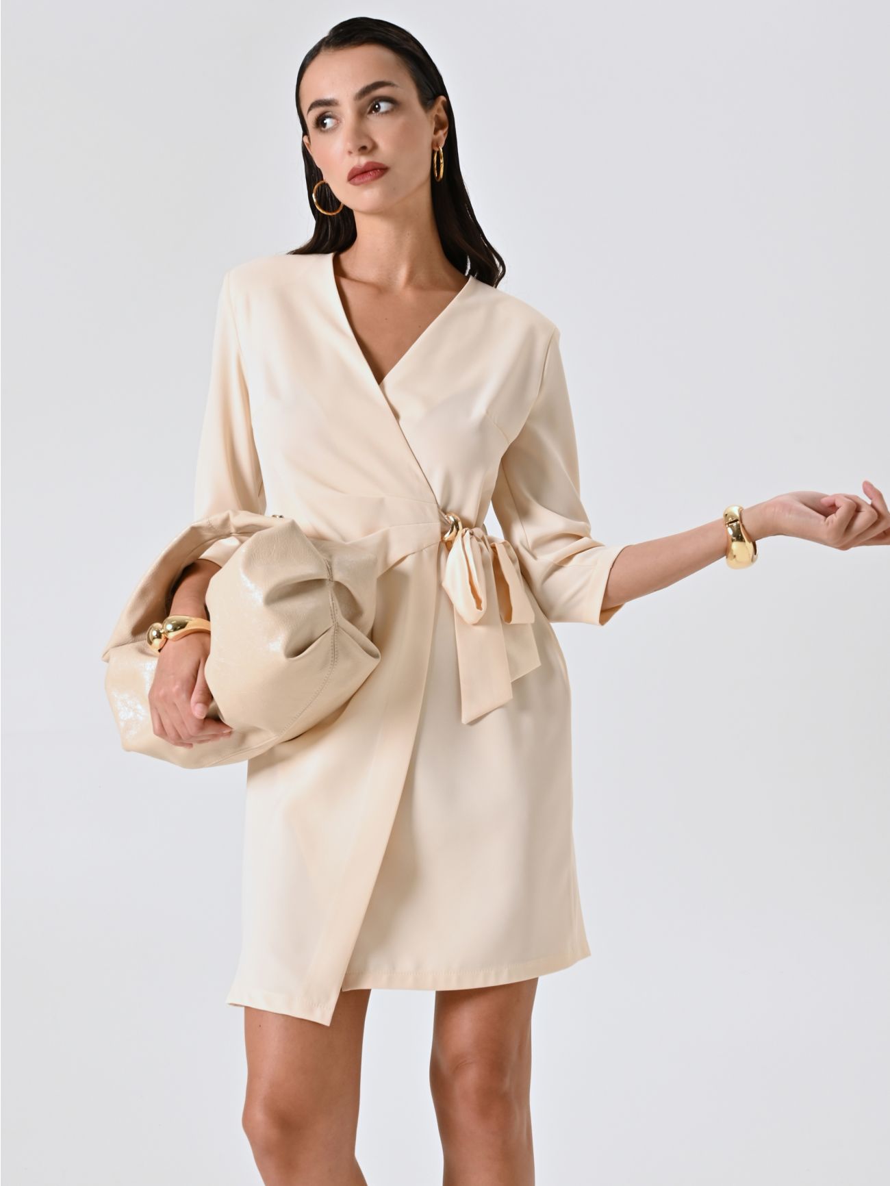 Robe portefeuille beige avec rubans en satin et bijou décoratif sp_e1