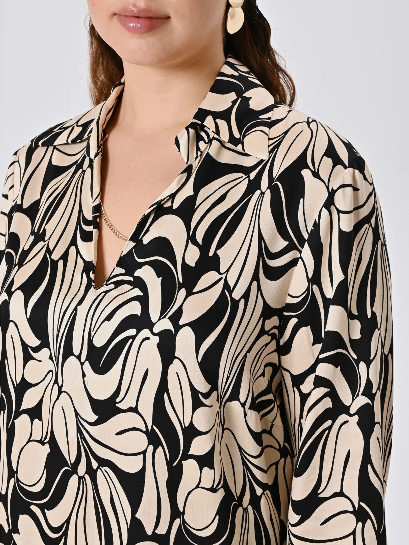 Curvy Black & White Floral Blouse in_i5