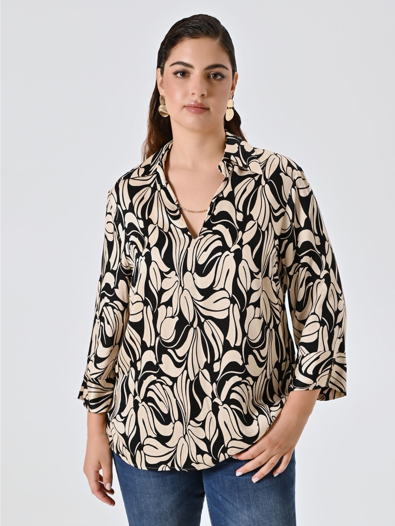 Curvy Black & White Floral Blouse in_i7