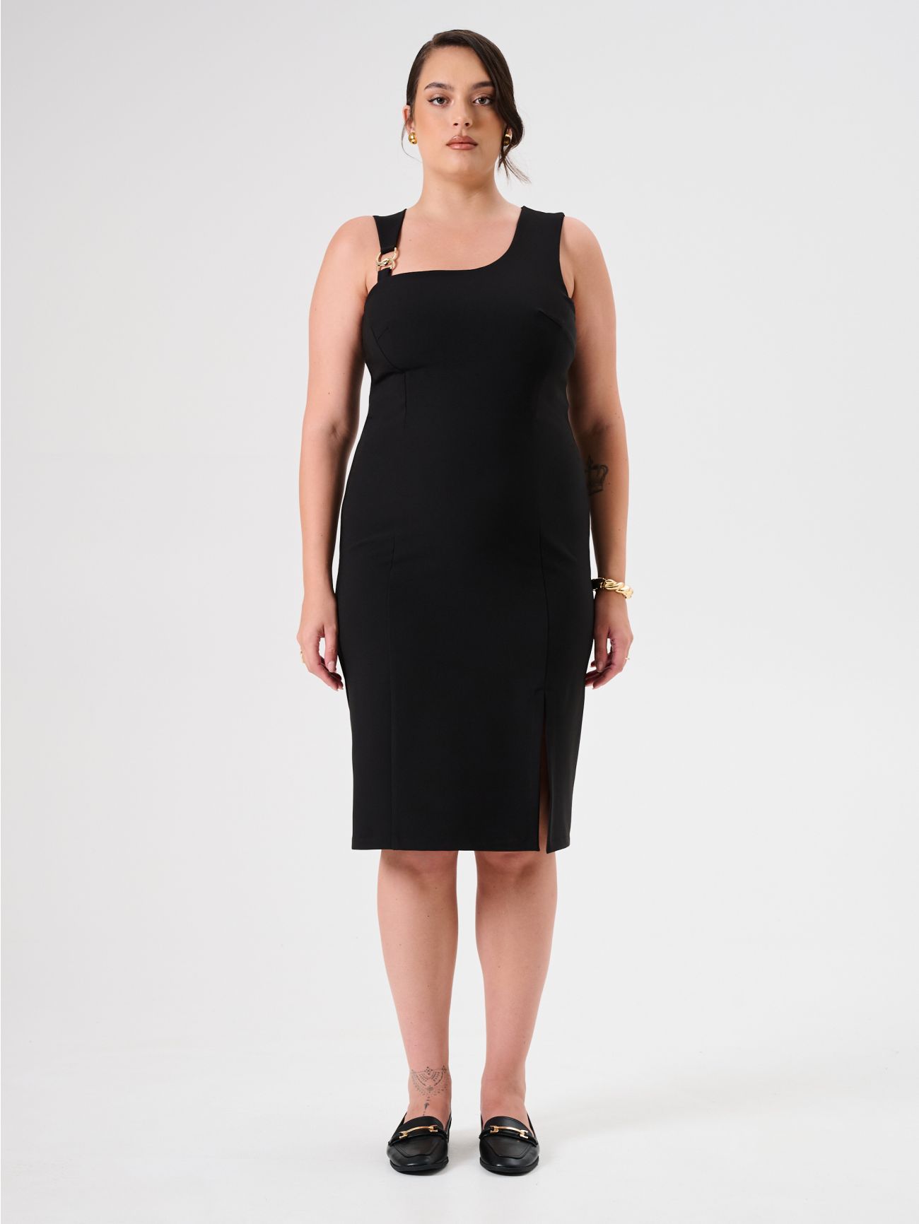 Schwarzes Curvy-Etuikleid mit Schmuckeinsatz det_1